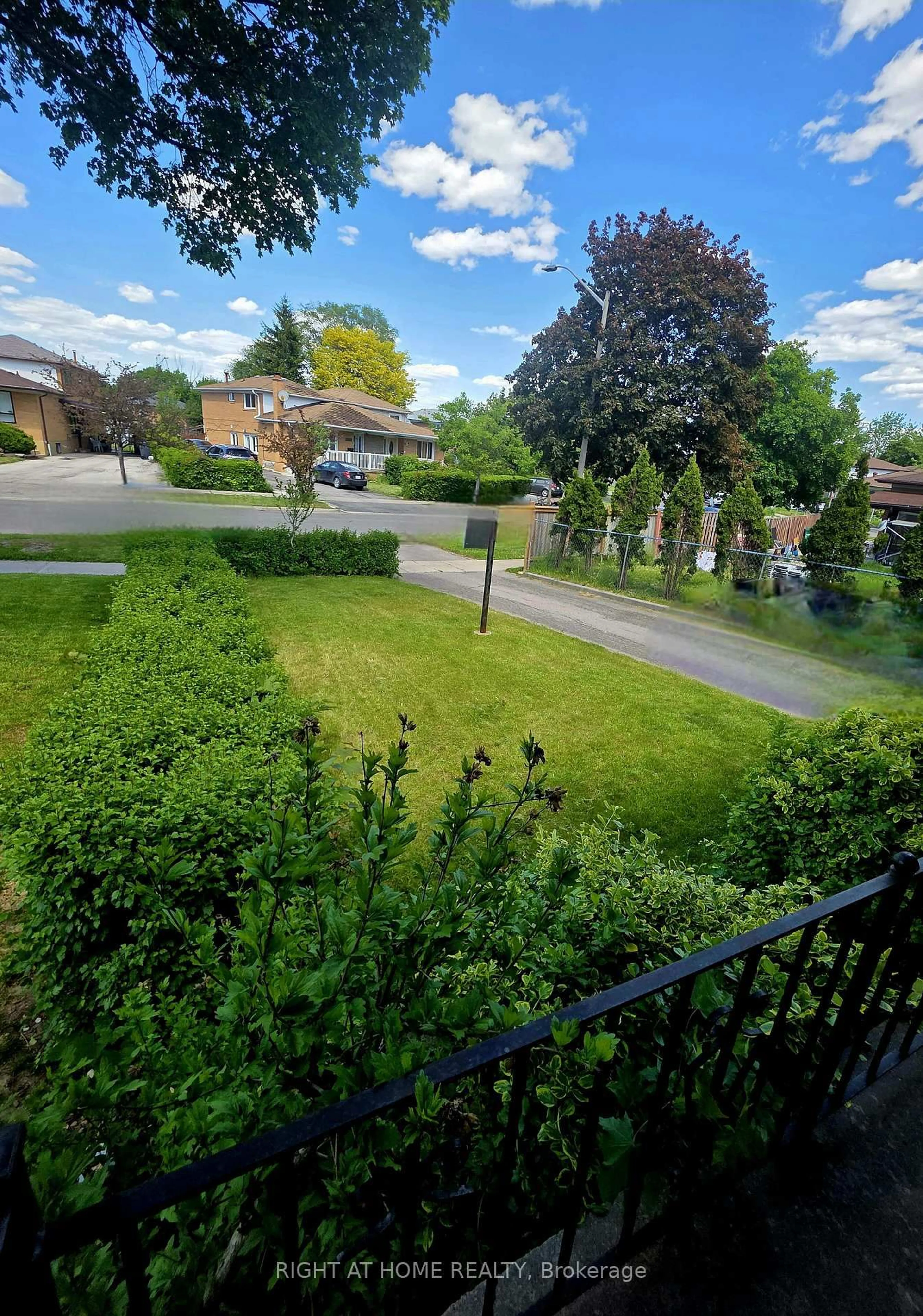 A pic from outside/outdoor area/front of a property/back of a property/a pic from drone, street for 3556 Monica Dr, Mississauga Ontario L4T 2E5