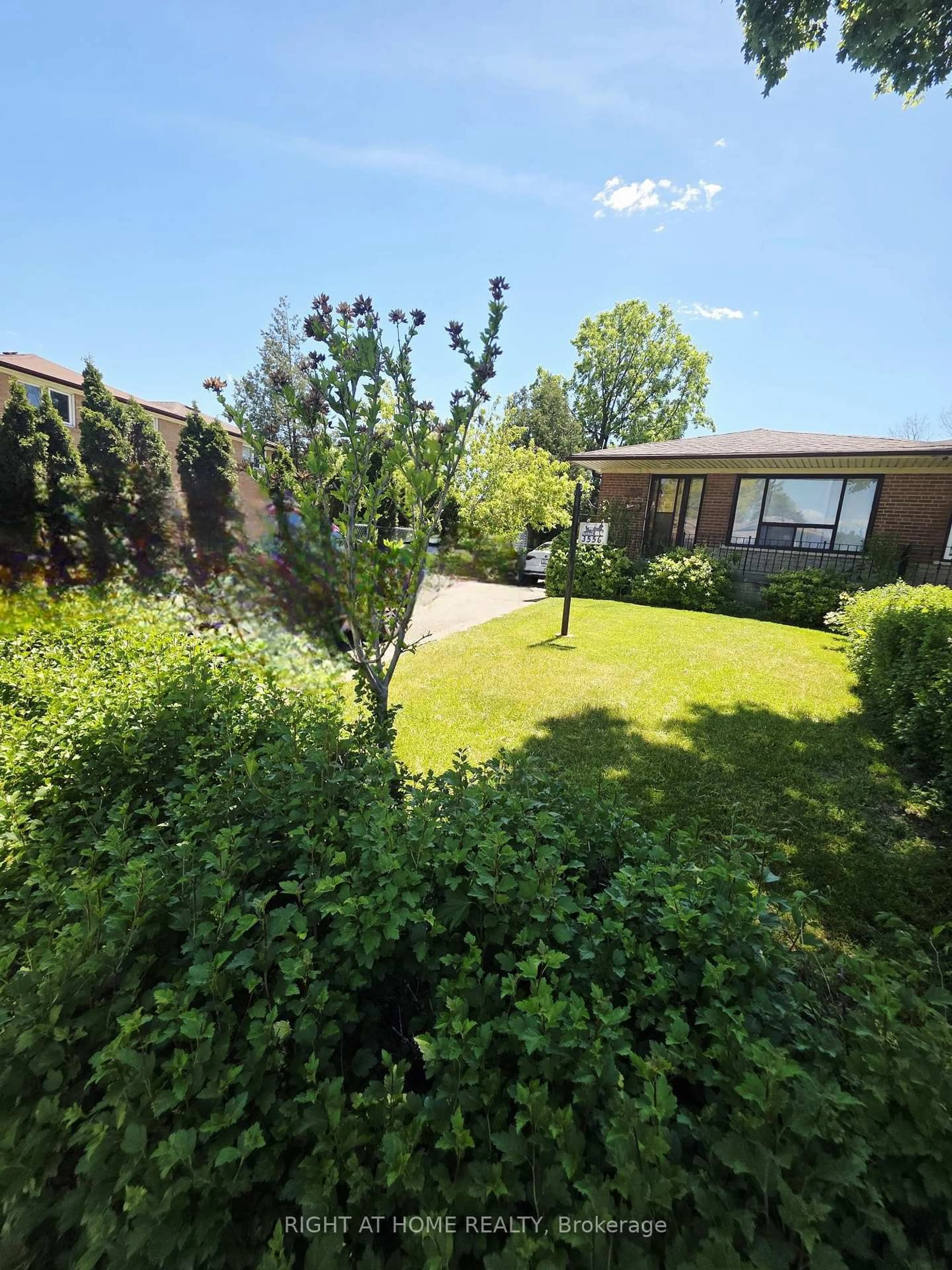 A pic from outside/outdoor area/front of a property/back of a property/a pic from drone, street for 3556 Monica Dr, Mississauga Ontario L4T 2E5