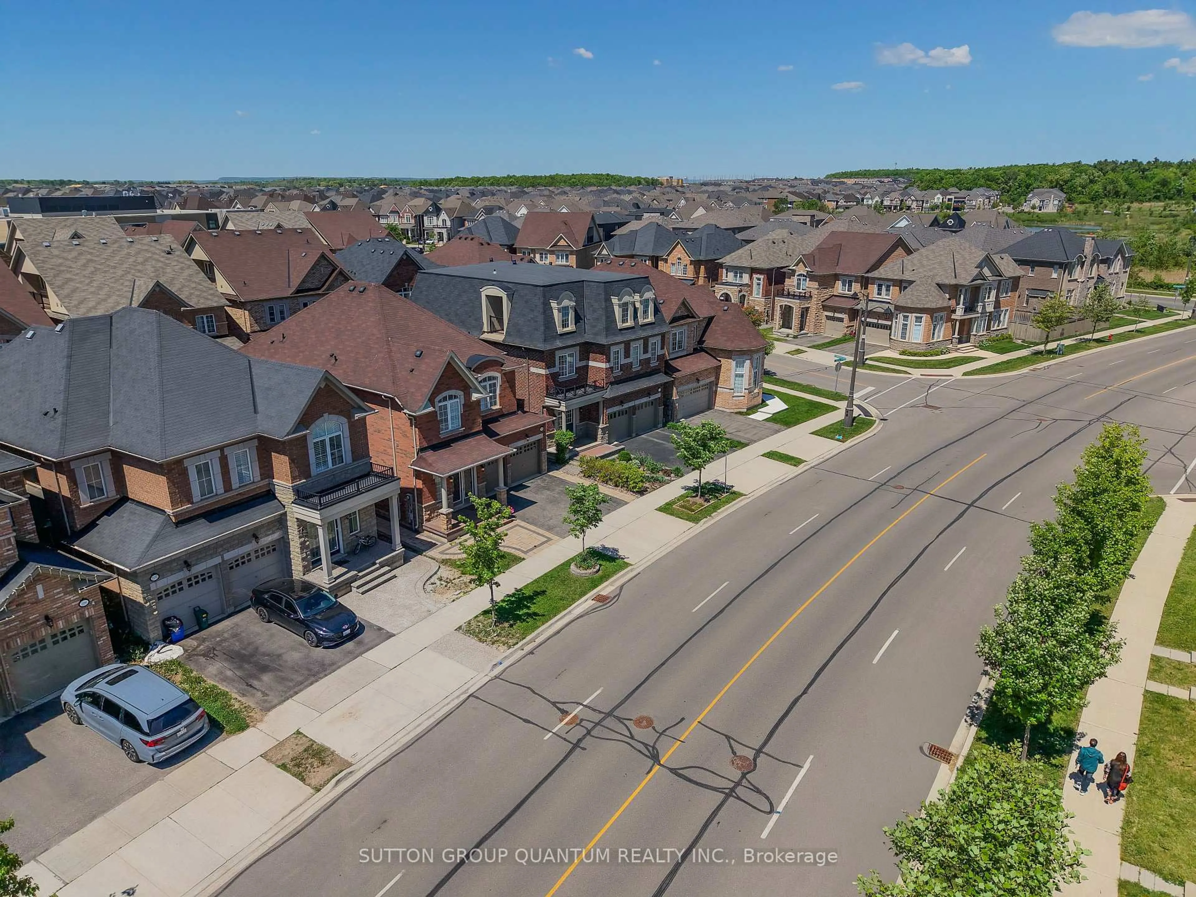 A pic from outside/outdoor area/front of a property/back of a property/a pic from drone, street for 3196 Ernest Appelbe Blvd, Oakville Ontario L6H 7C3