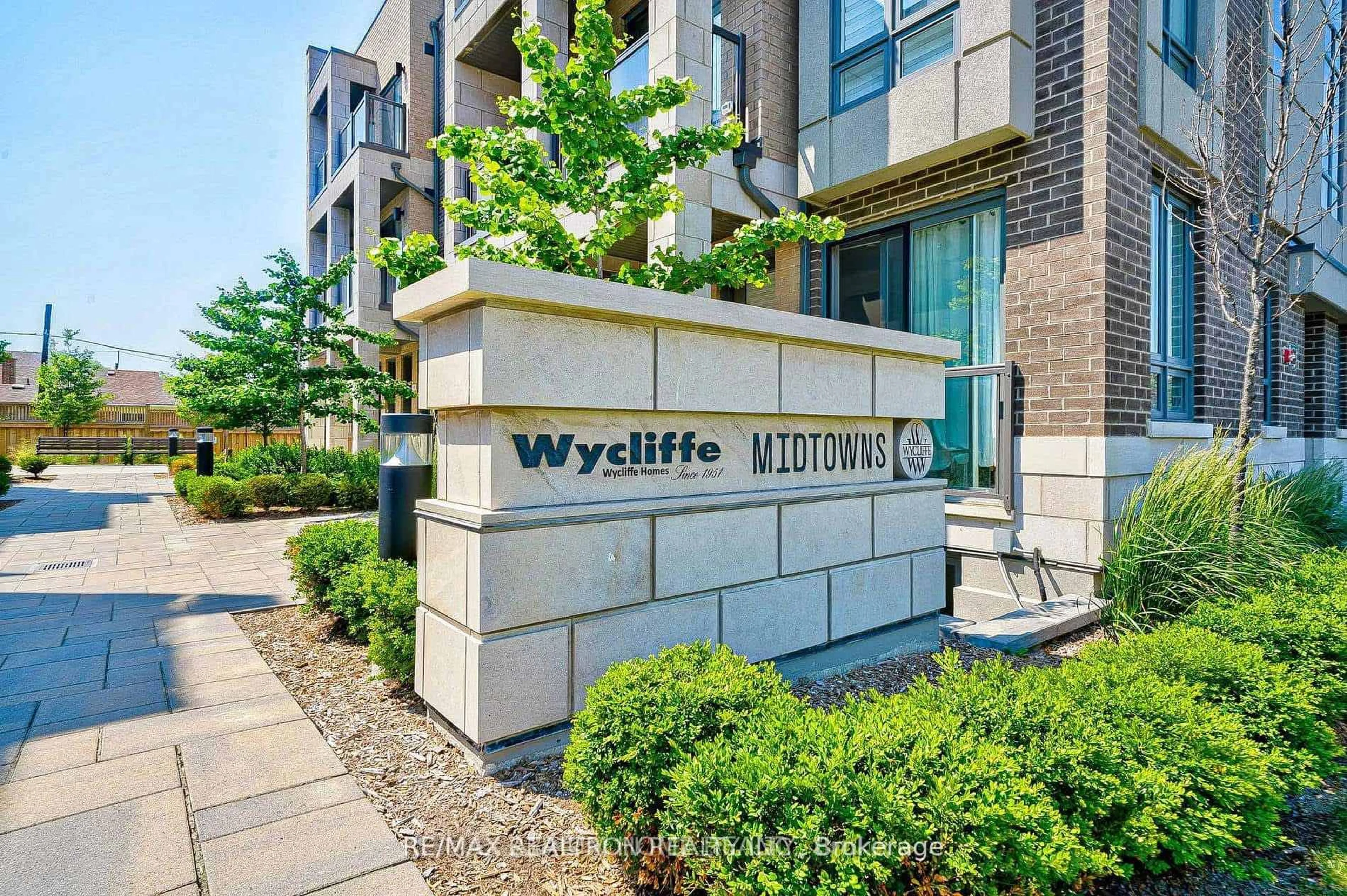 Indoor foyer for 721 Lawrence Ave #73, Toronto Ontario M6A 0C6