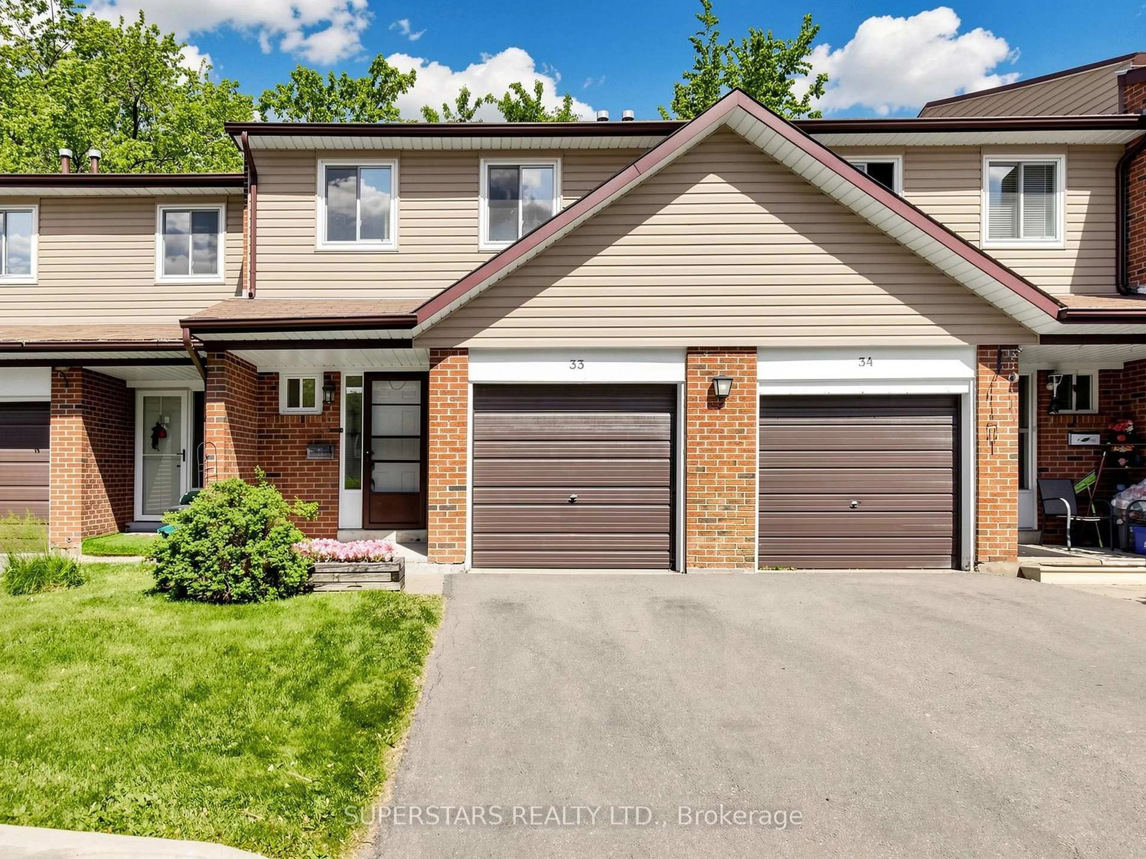 Home with brick exterior material, street for 3025 Cedarglen Gate #33, Mississauga Ontario L5C 2V7