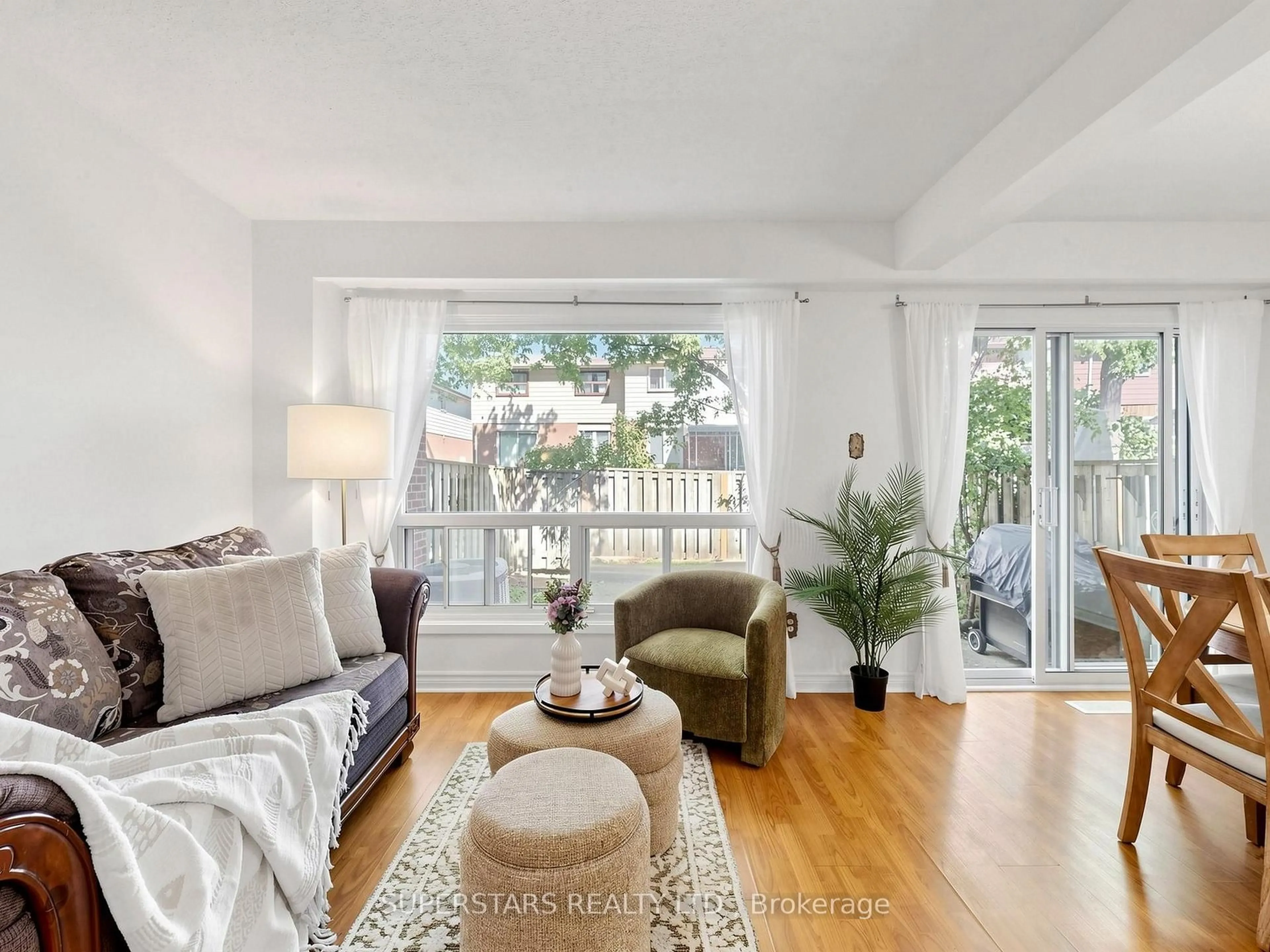 Living room with furniture, wood/laminate floor for 3025 Cedarglen Gate #33, Mississauga Ontario L5C 2V7