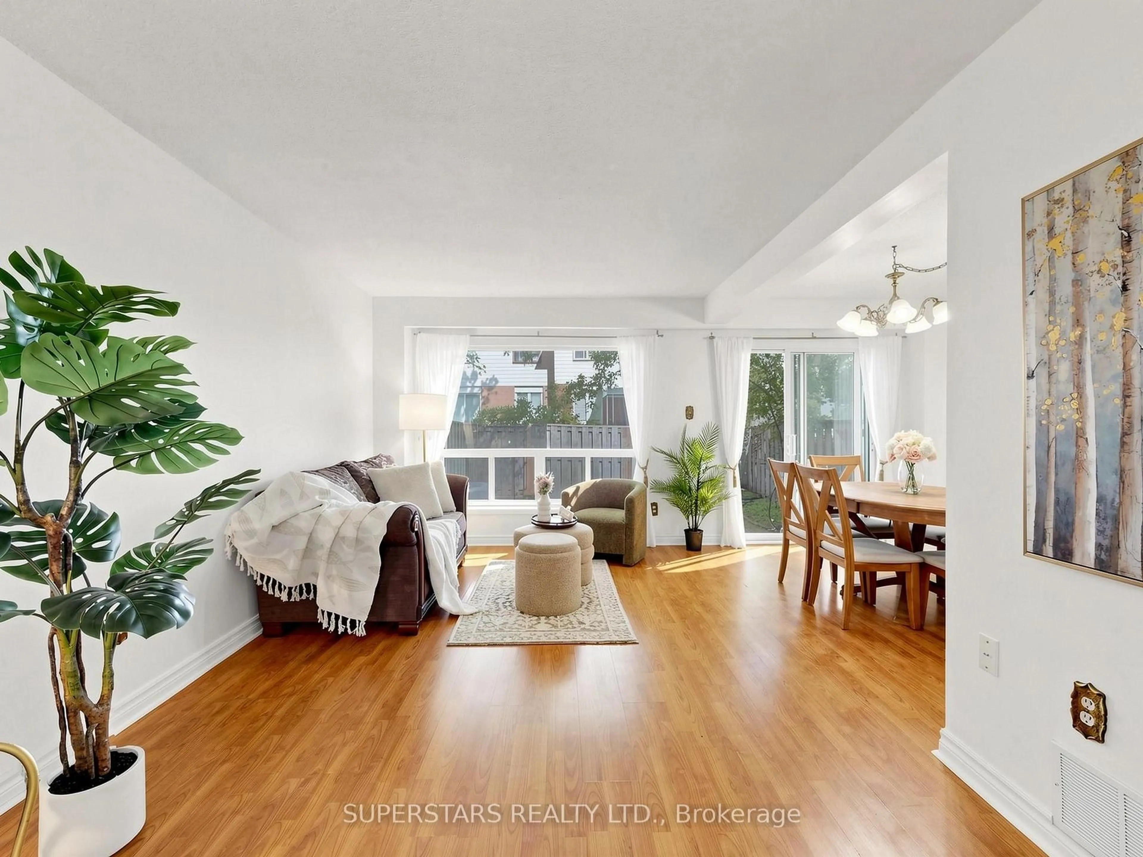 Living room with furniture, unknown for 3025 Cedarglen Gate #33, Mississauga Ontario L5C 2V7