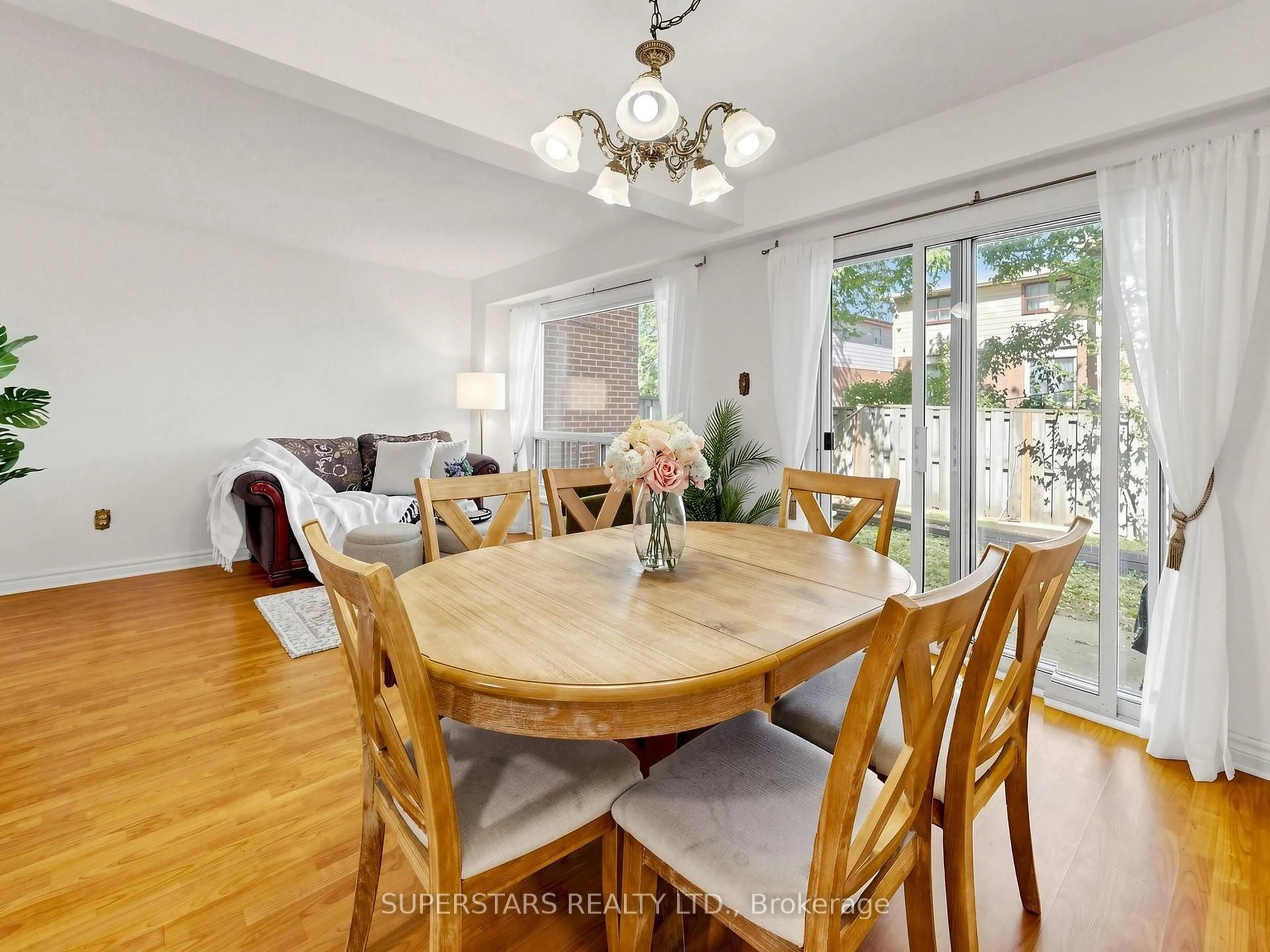 Dining room, wood/laminate floor for 3025 Cedarglen Gate #33, Mississauga Ontario L5C 2V7