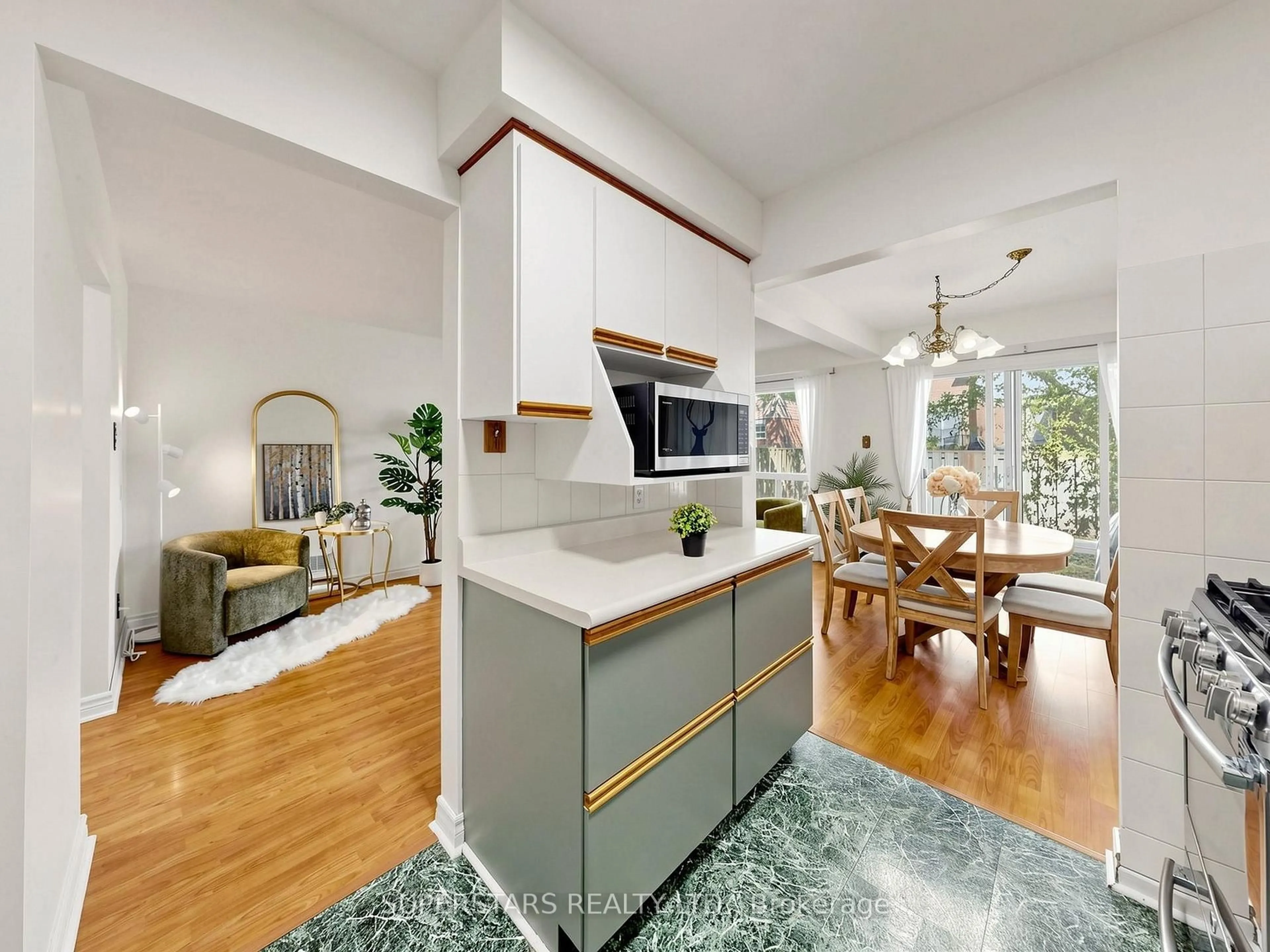 Open concept kitchen, unknown for 3025 Cedarglen Gate #33, Mississauga Ontario L5C 2V7