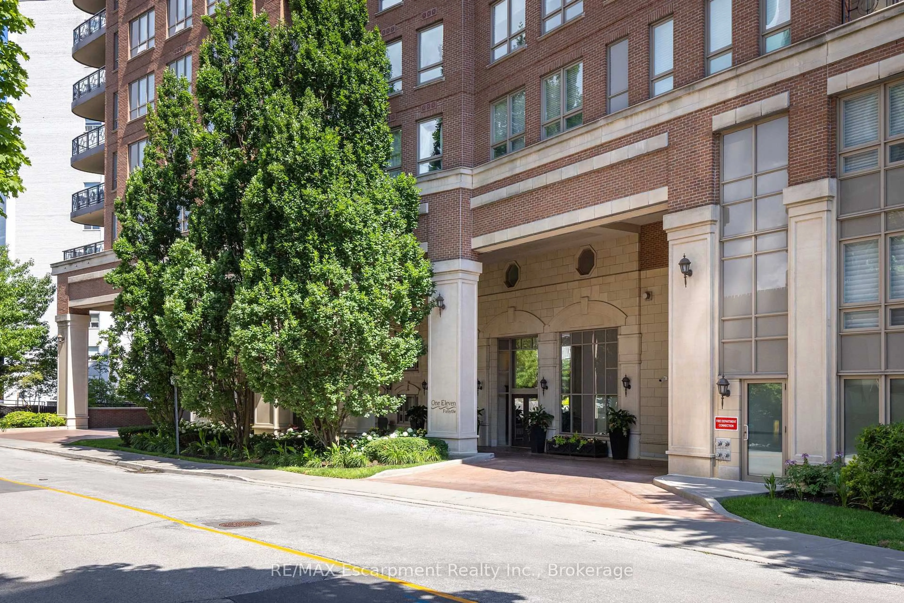 Indoor foyer for 111 Forsythe St #806, Oakville Ontario L6K 3J9