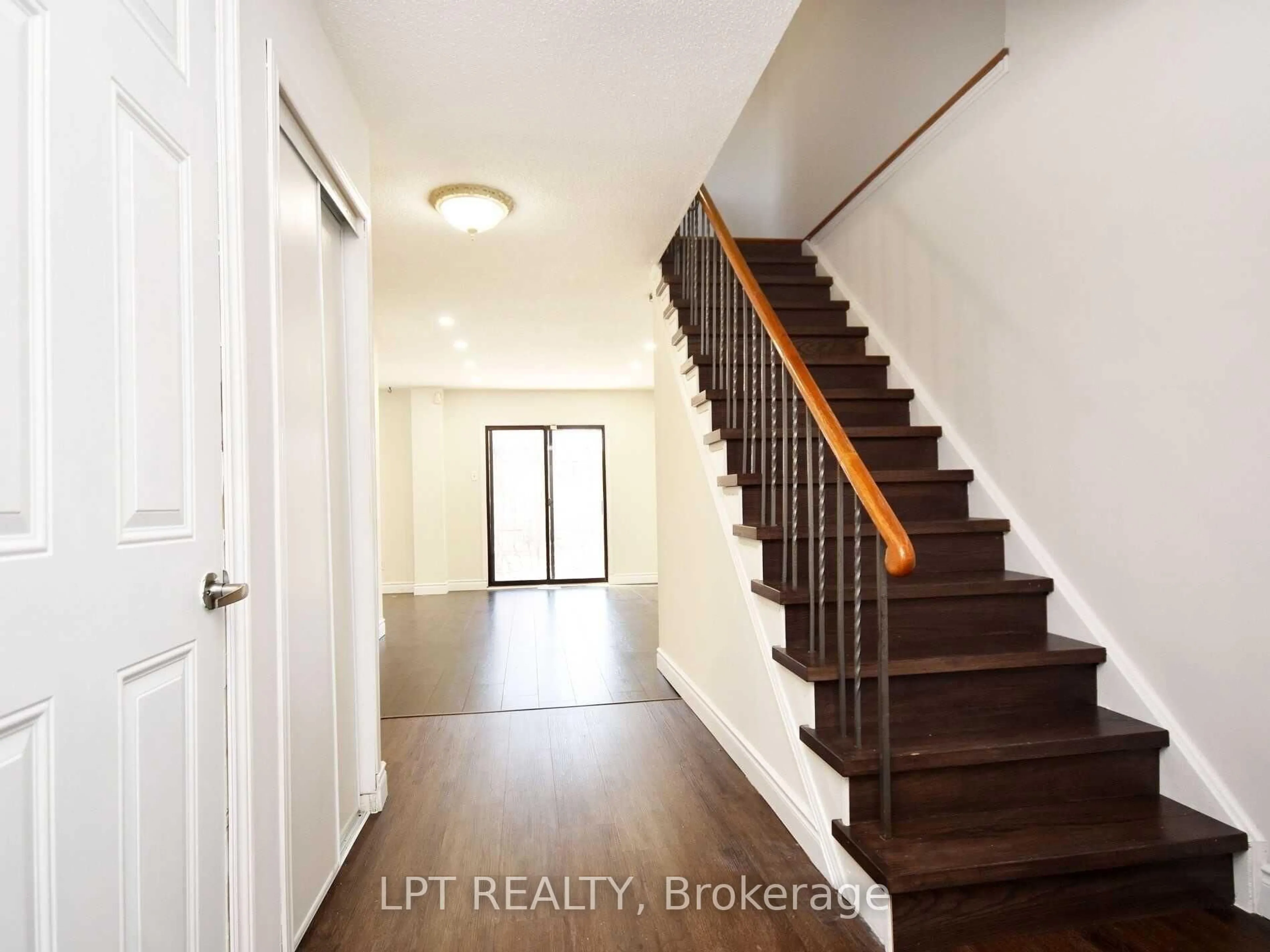 Indoor entryway for 93 Martindale Cres, Brampton Ontario L6X 2T8