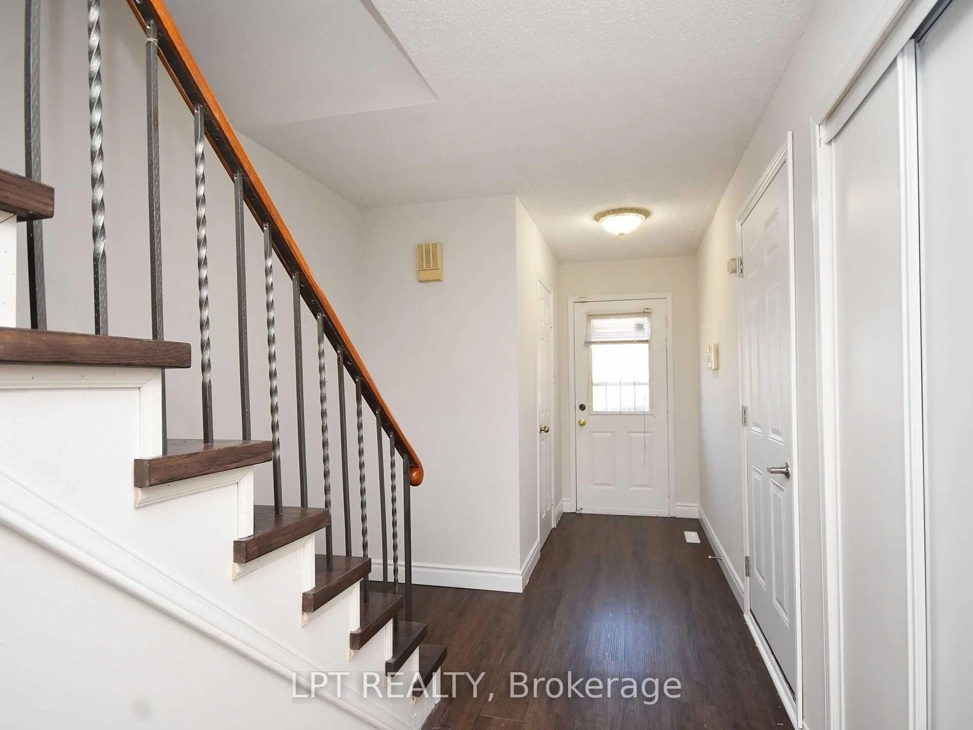 Indoor entryway for 93 Martindale Cres, Brampton Ontario L6X 2T8