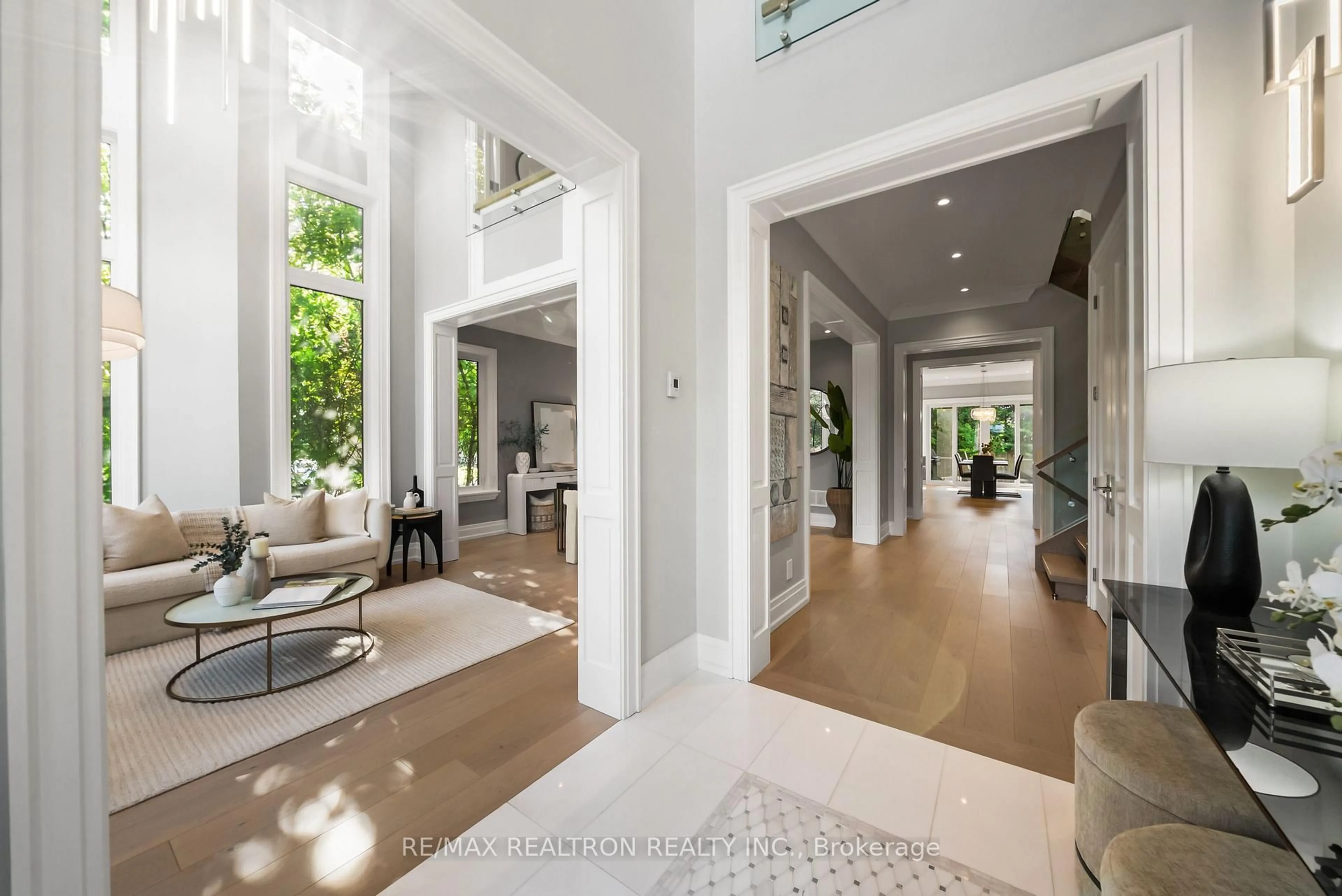 Indoor foyer for 14 Westglen Cres, Toronto Ontario M9B 4R1