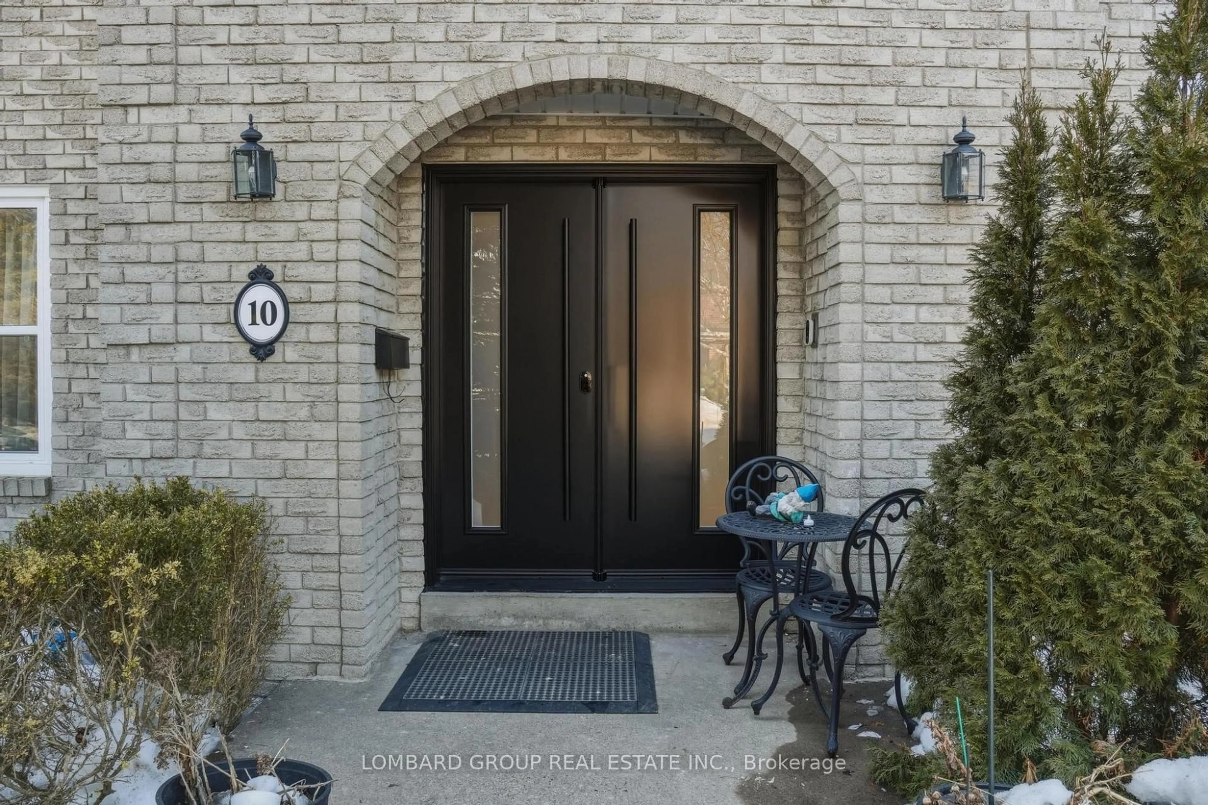 Indoor entryway for 10 Whitmore Crt, Brampton Ontario L6Z 2A5