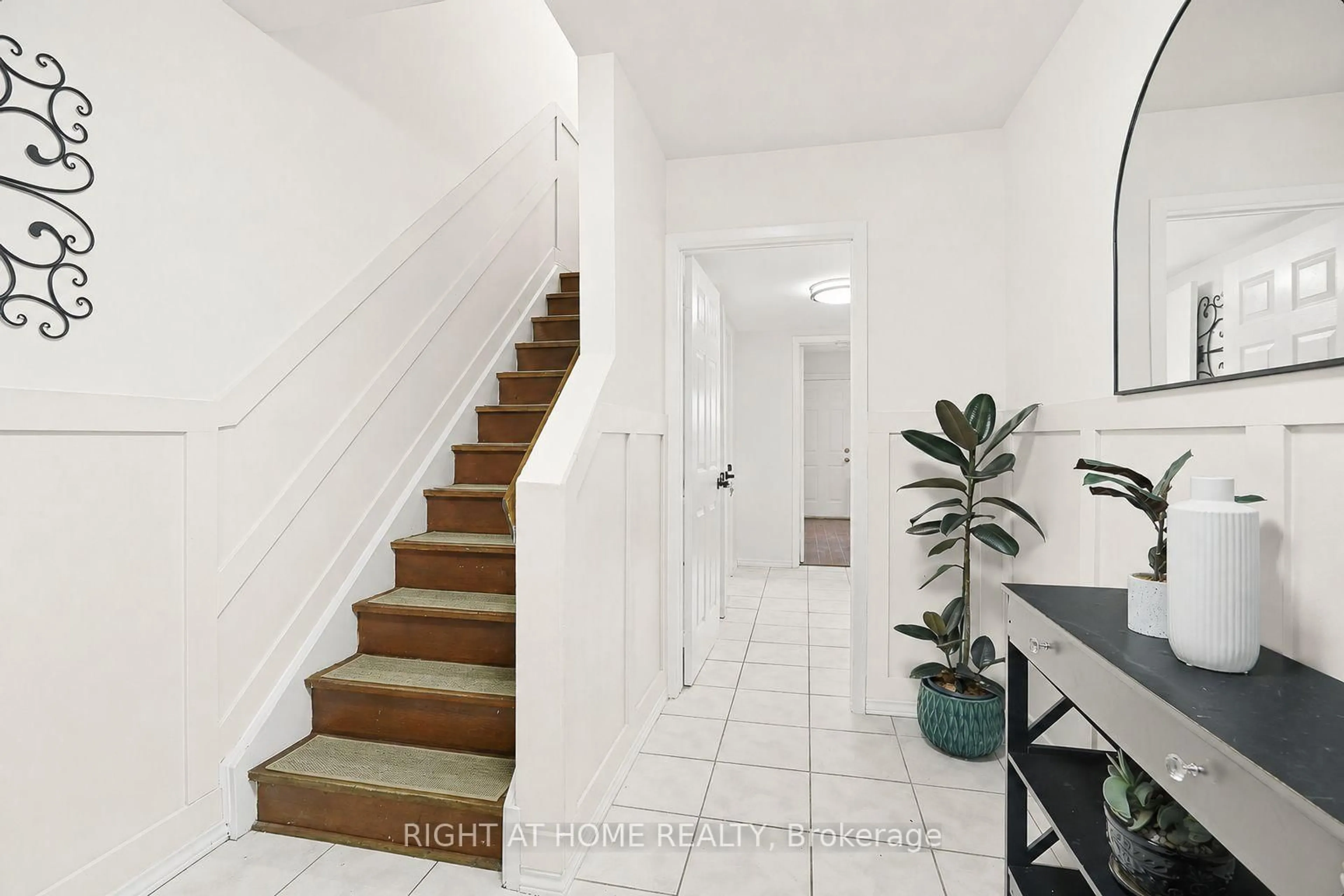 Indoor entryway for 216 Fleetwood Cres, Brampton Ontario L6T 2E6