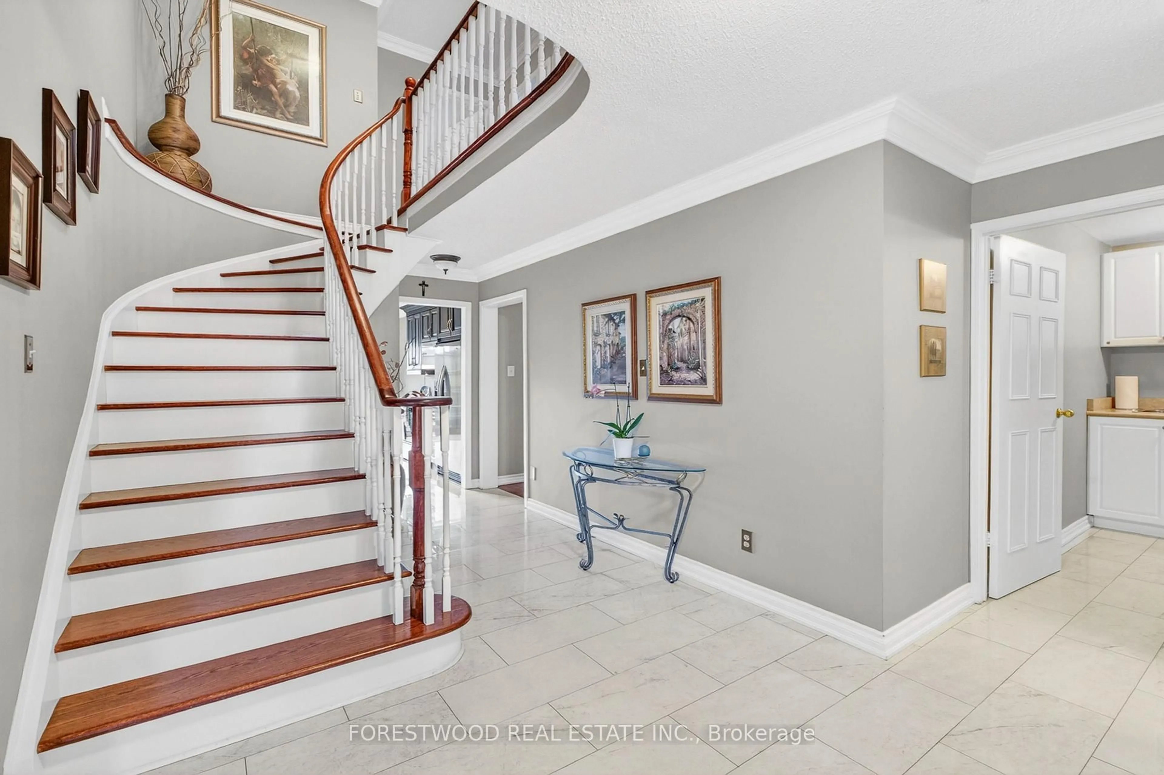 Indoor foyer for 566 Huntington Ridge Dr, Mississauga Ontario L5R 2X7