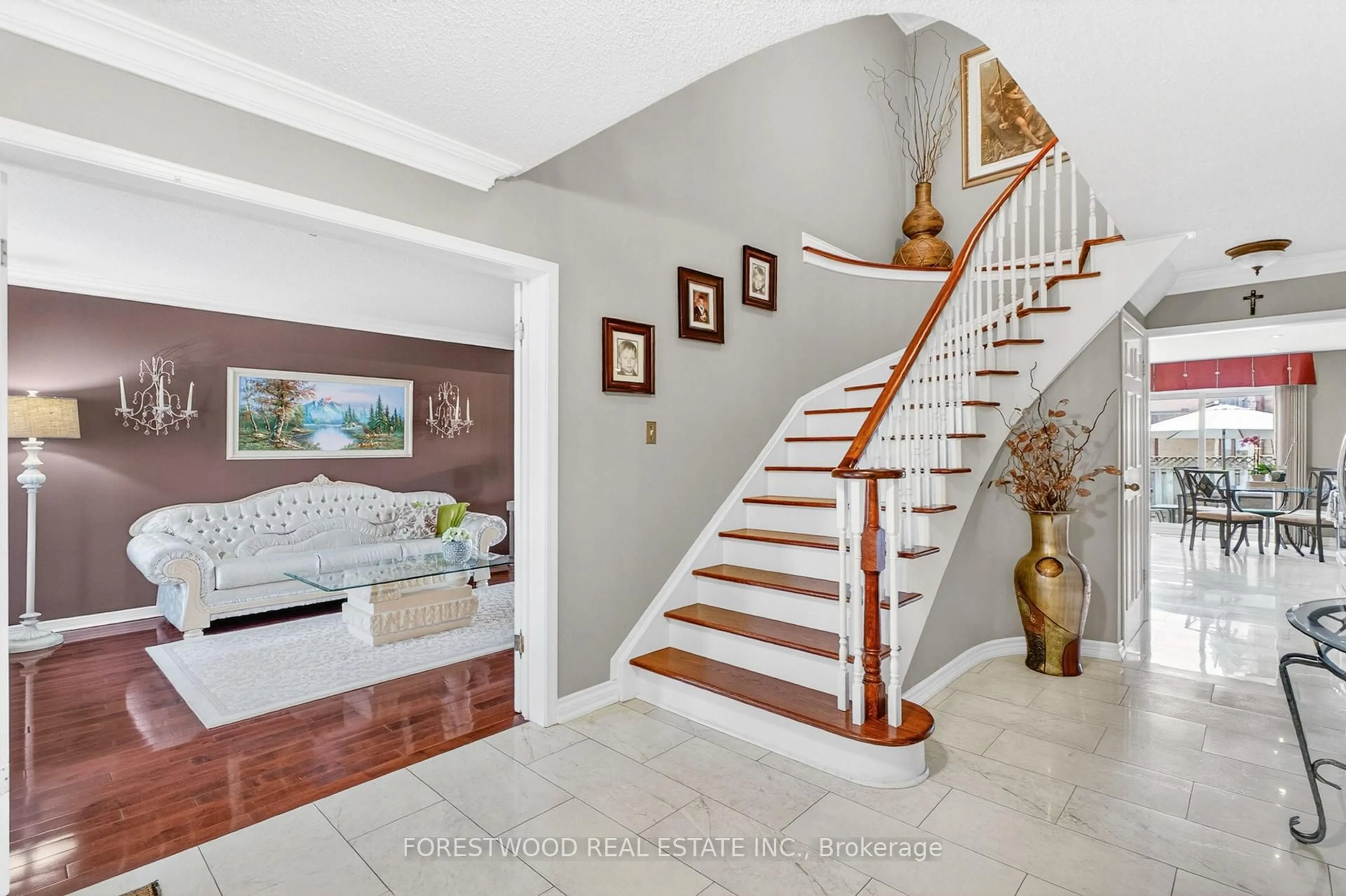 Indoor entryway for 566 Huntington Ridge Dr, Mississauga Ontario L5R 2X7