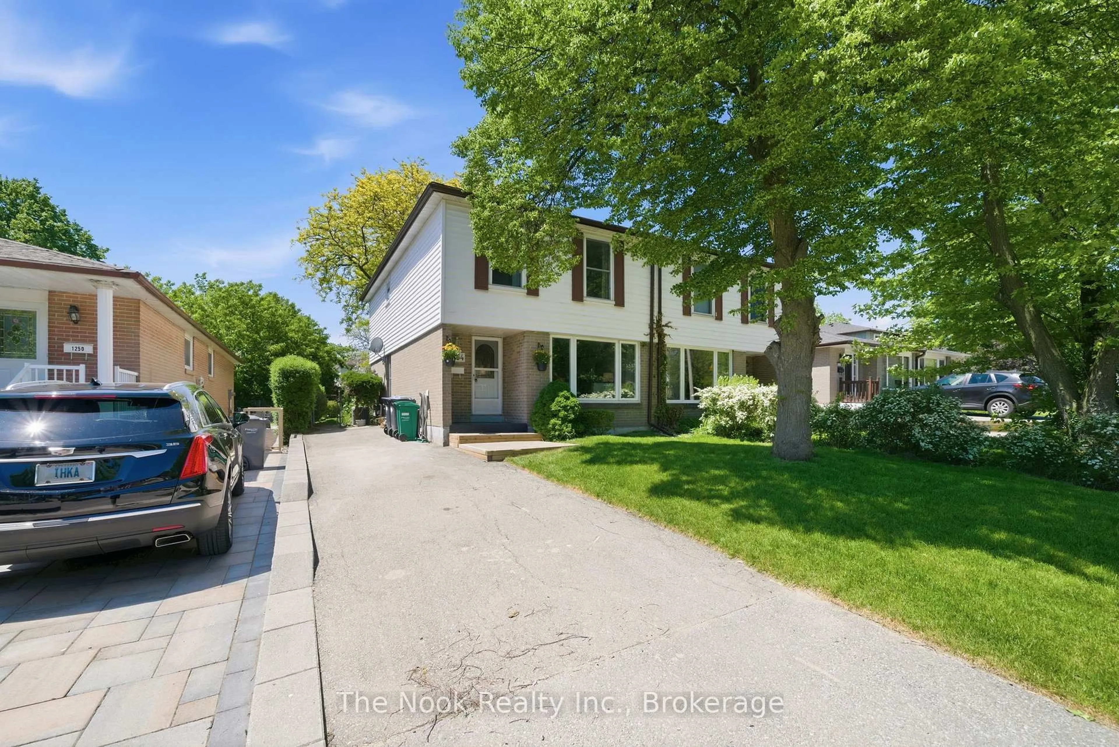 A pic from outside/outdoor area/front of a property/back of a property/a pic from drone, street for 1254 Playford Rd, Mississauga Ontario L5J 3V7