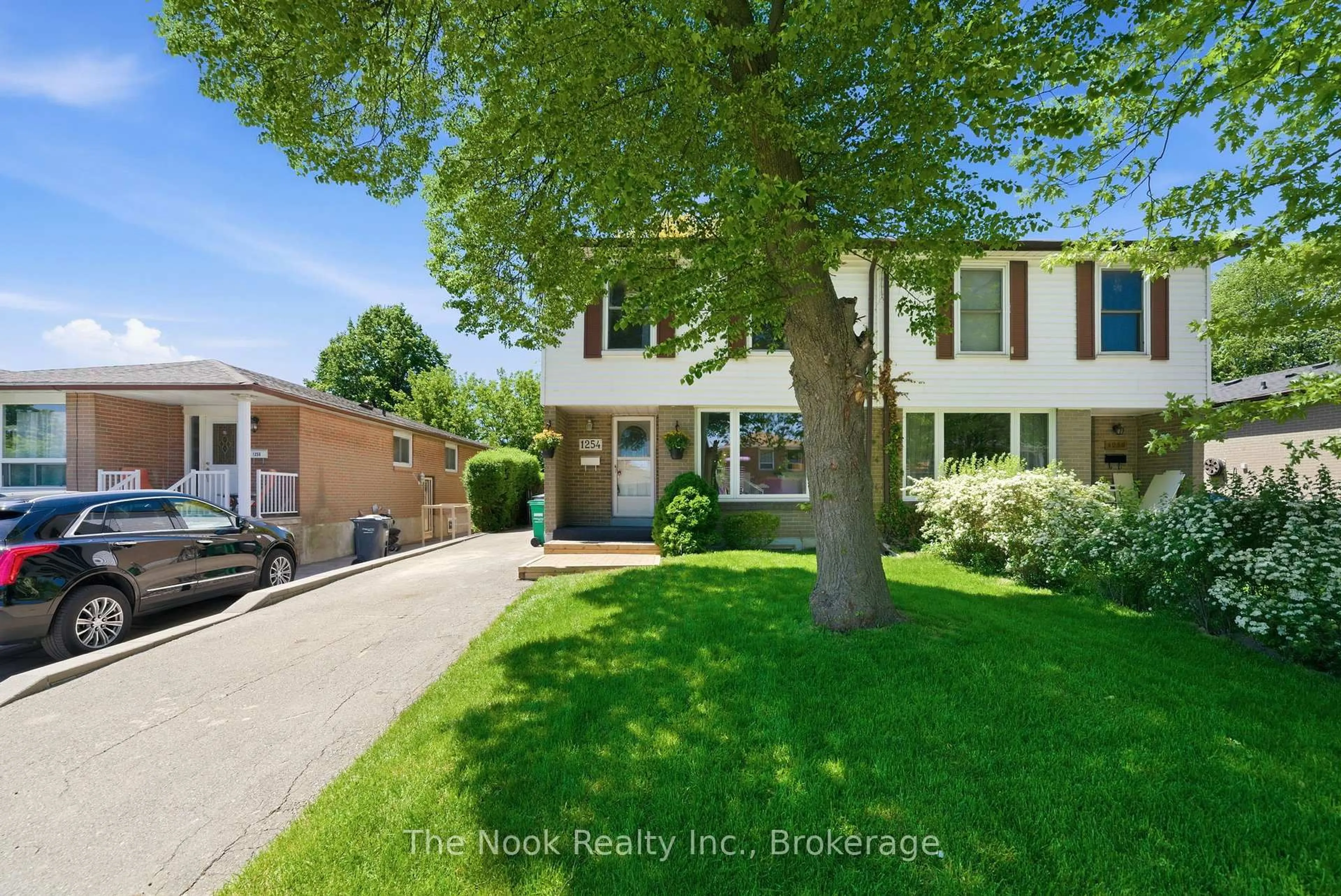 A pic from outside/outdoor area/front of a property/back of a property/a pic from drone, street for 1254 Playford Rd, Mississauga Ontario L5J 3V7
