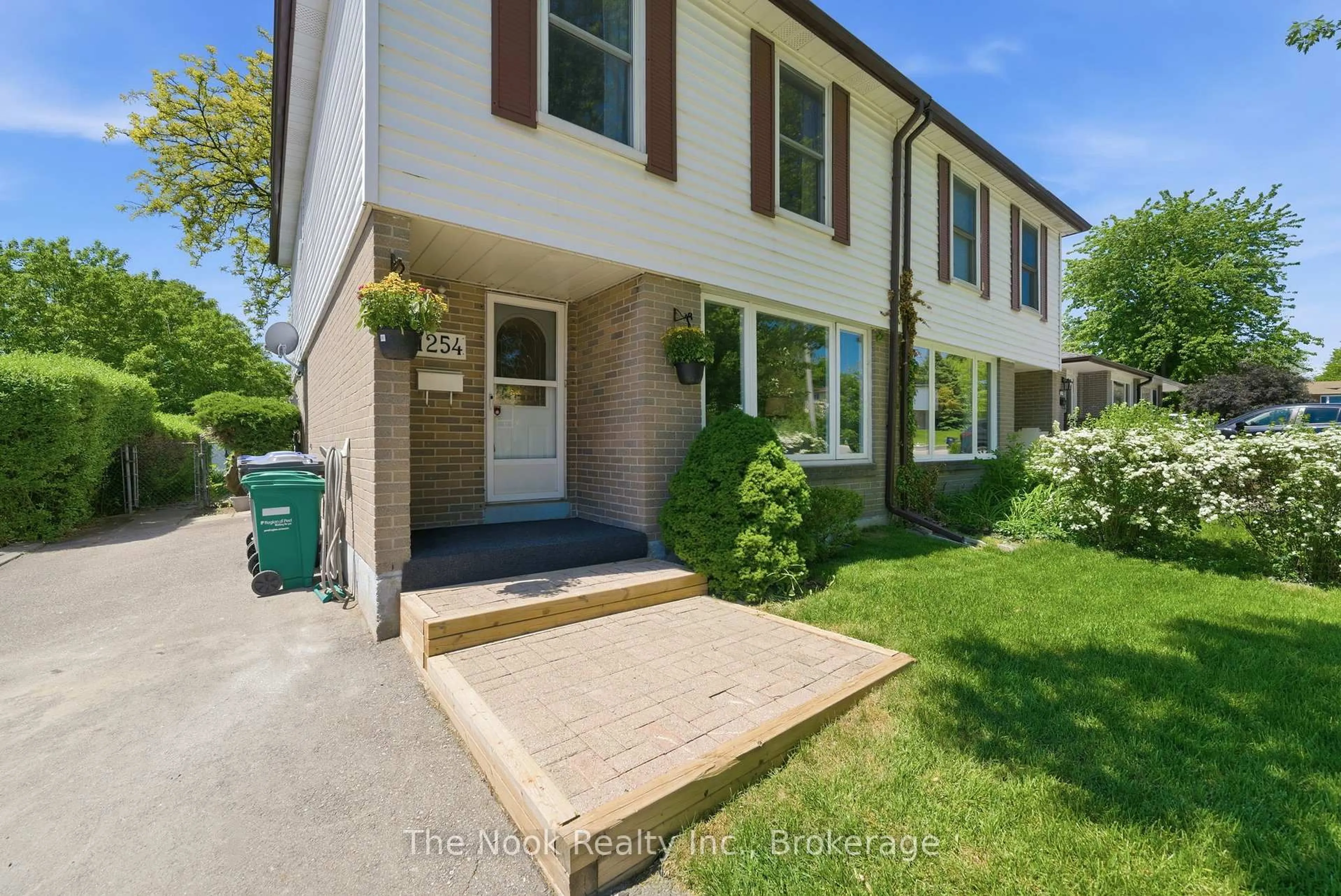 A pic from outside/outdoor area/front of a property/back of a property/a pic from drone, street for 1254 Playford Rd, Mississauga Ontario L5J 3V7