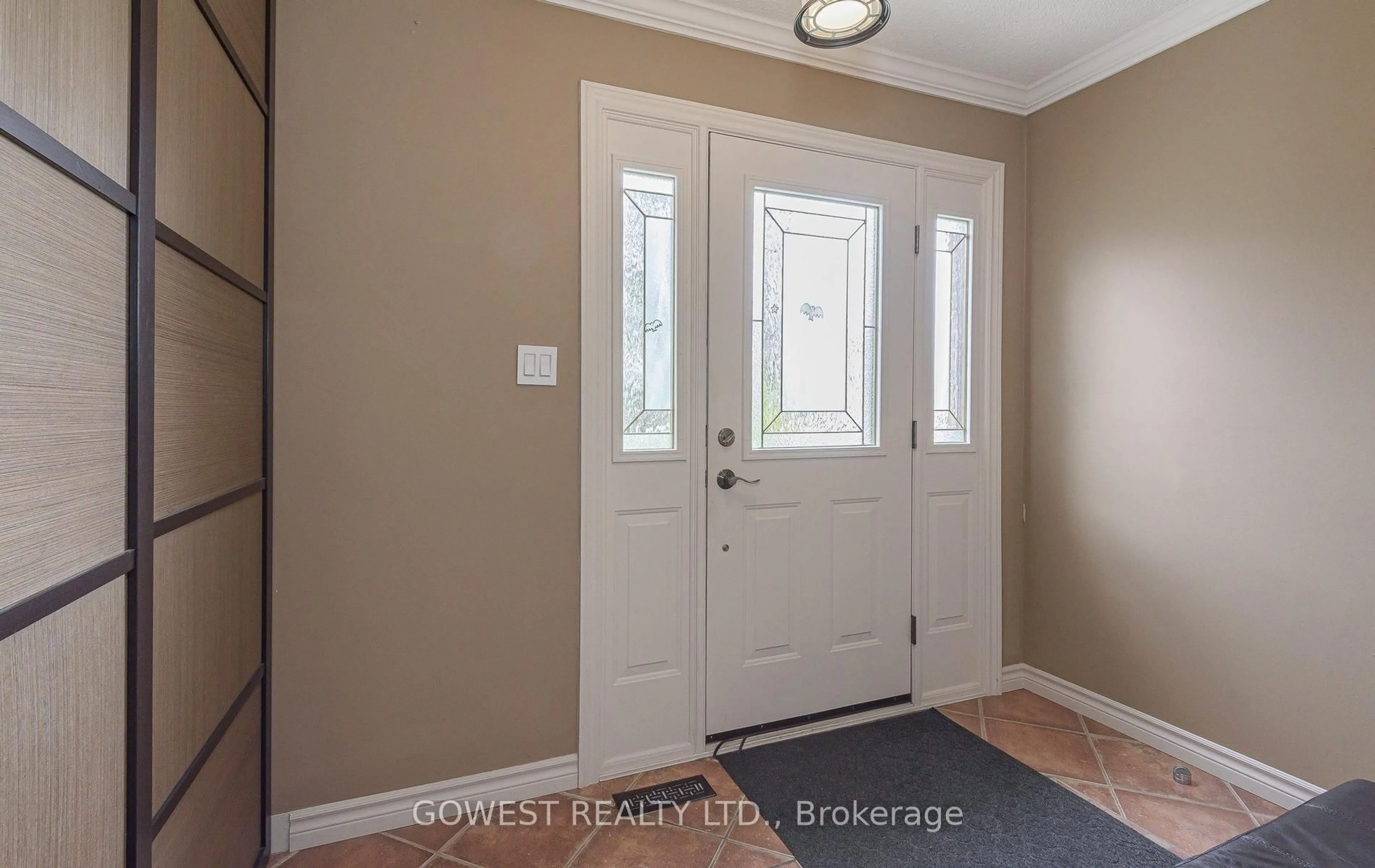 Indoor entryway for 6564 Edenwood Dr, Mississauga Ontario L5N 3L7