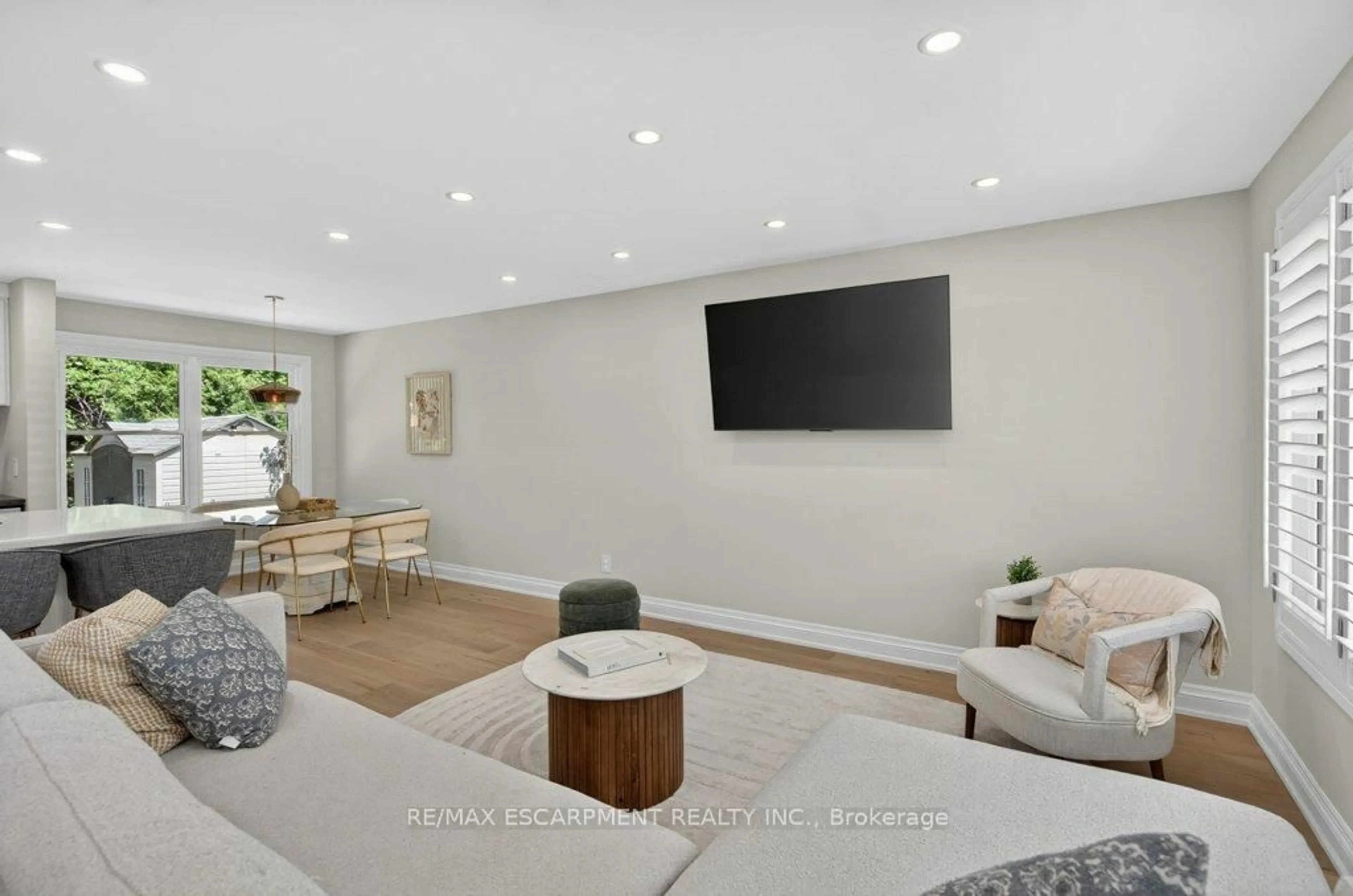 Living room with furniture, unknown for 603 Cornick Dr, Burlington Ontario L7R 3A9