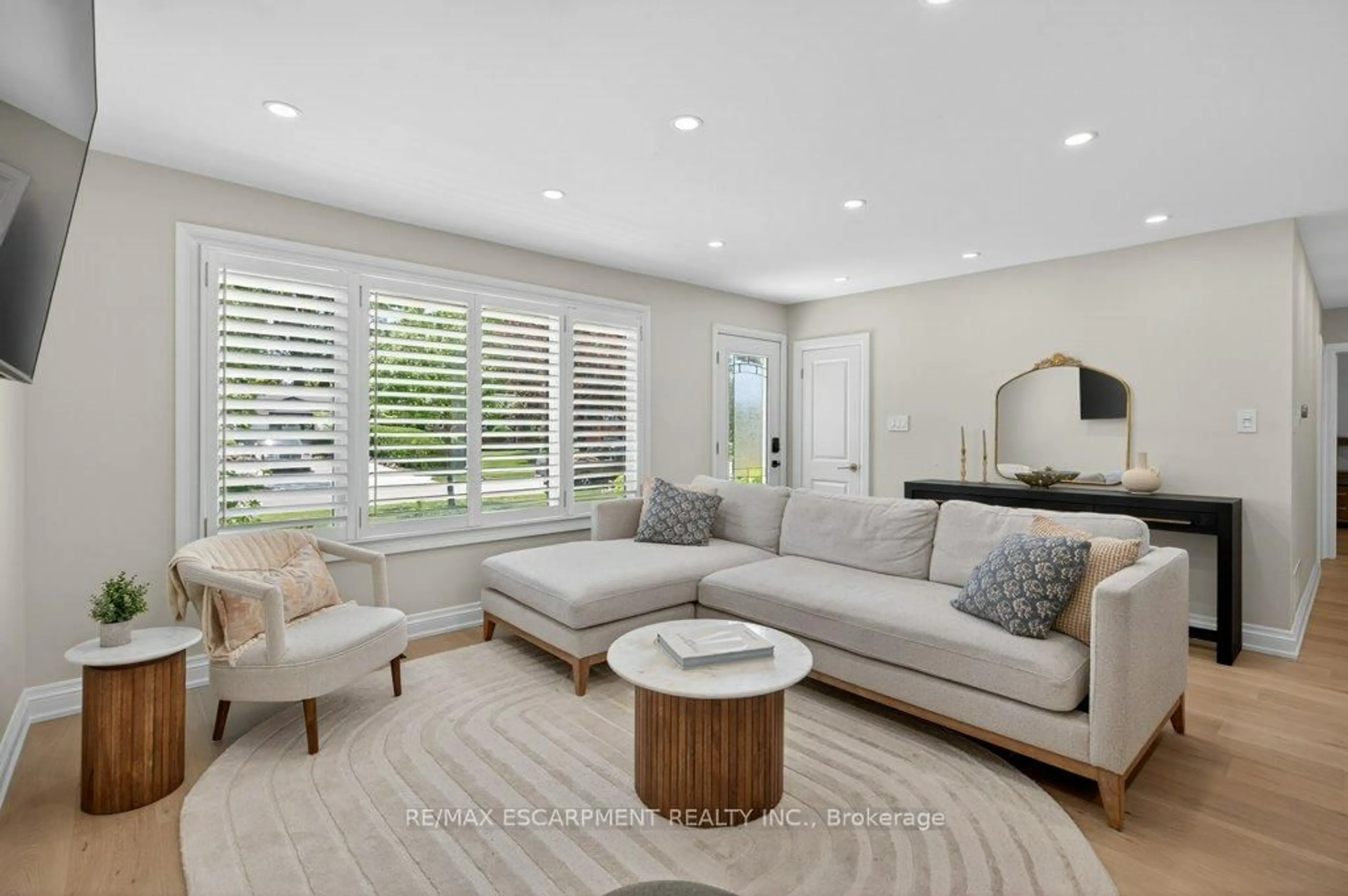 Living room with furniture, unknown for 603 Cornick Dr, Burlington Ontario L7R 3A9