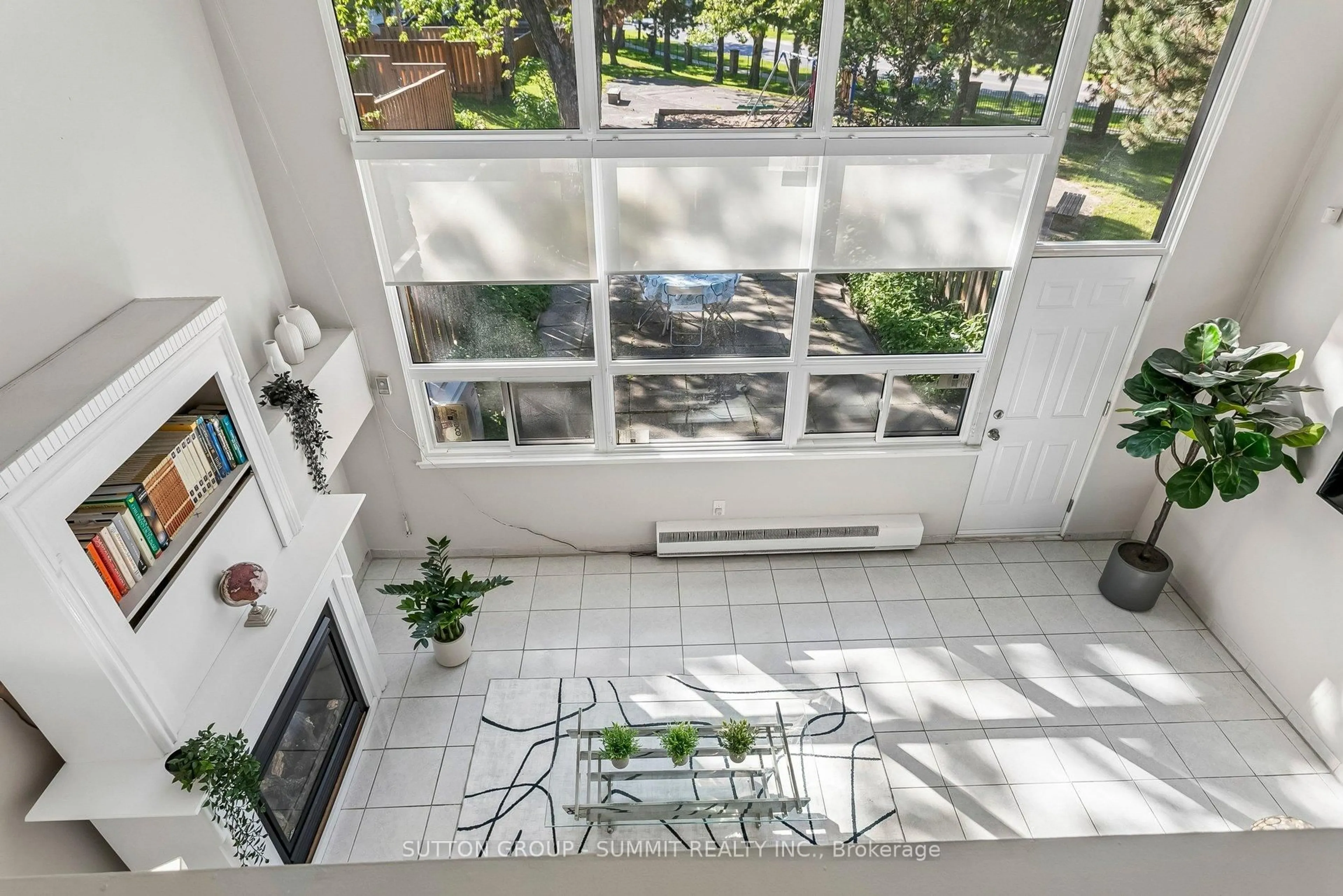 Indoor foyer for 180 MISSISSAUGA VALLEY Blvd #211, Mississauga Ontario L5A 3M2