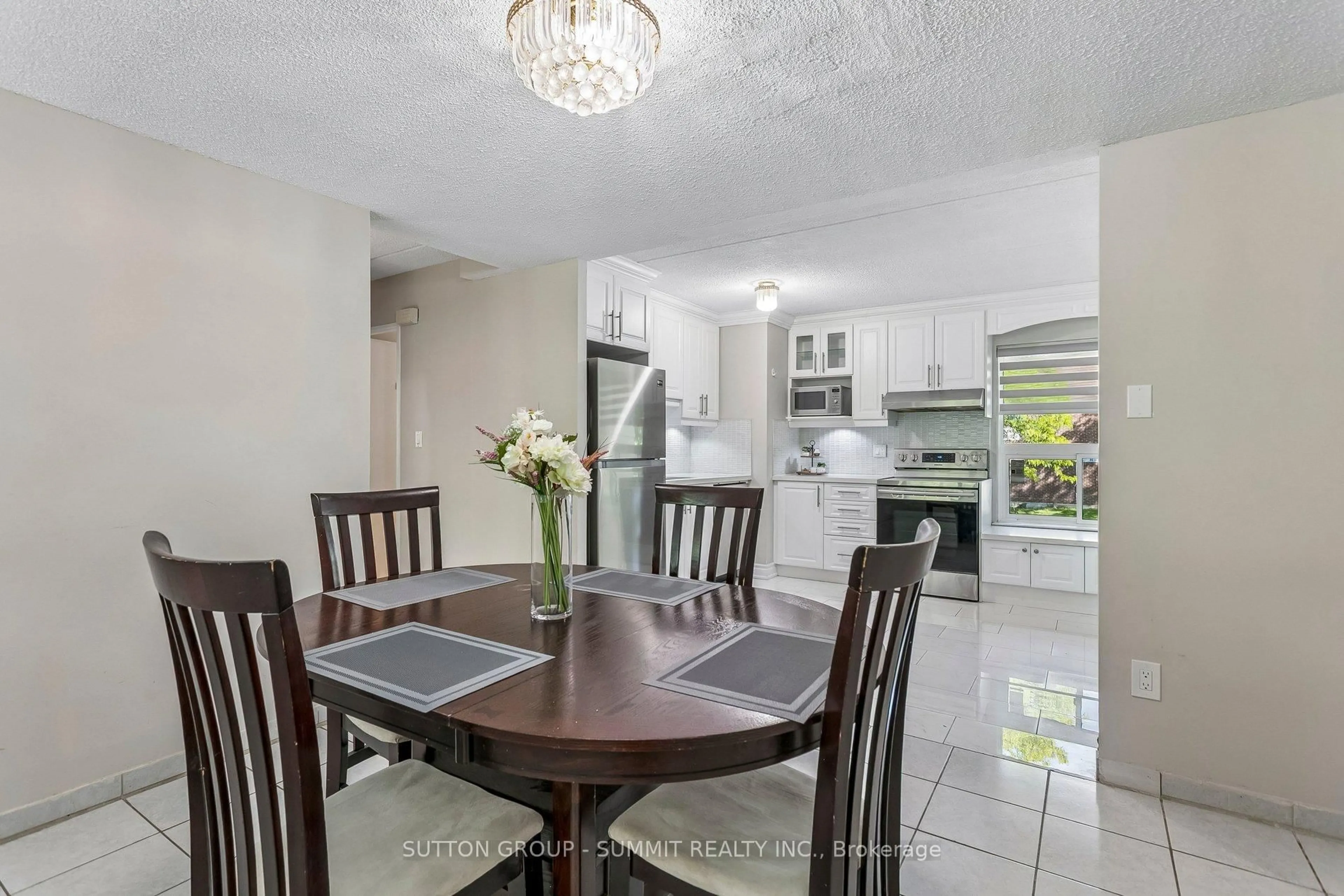 Dining room, ceramic/tile floor for 180 MISSISSAUGA VALLEY Blvd #211, Mississauga Ontario L5A 3M2