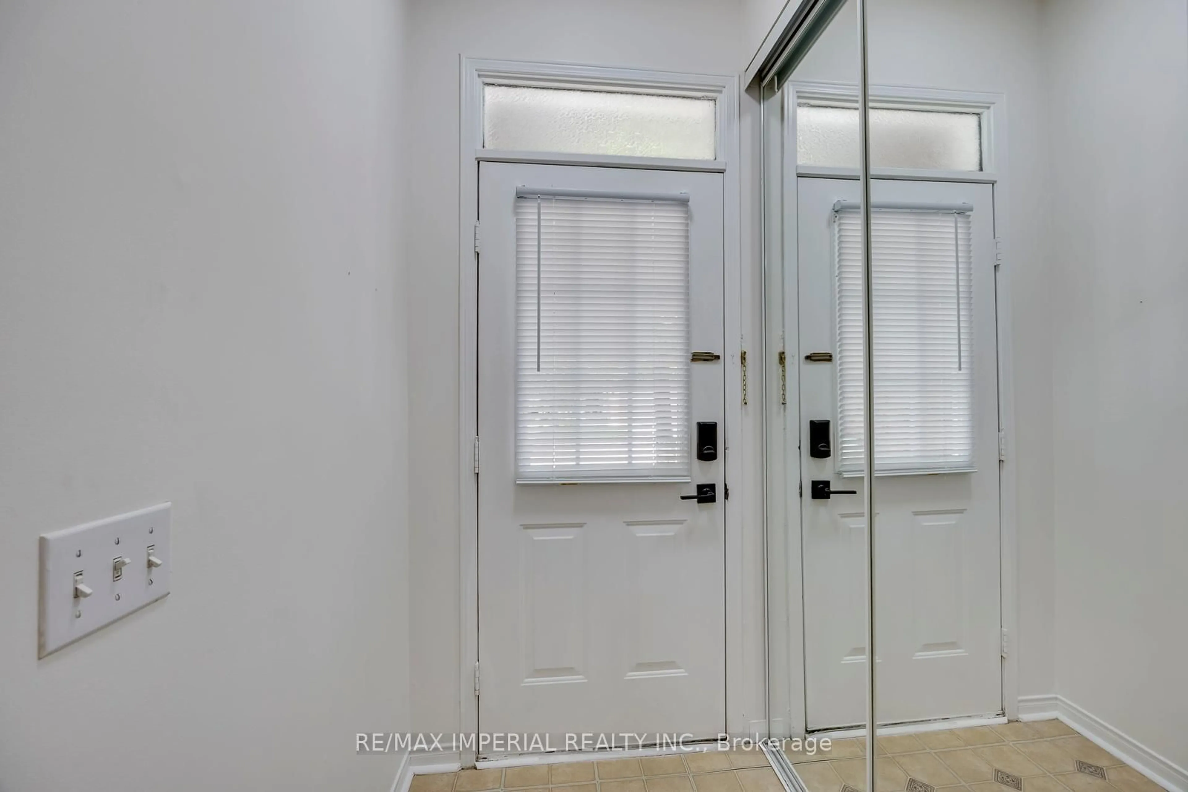 Indoor entryway for 833 Scollard Crt #26, Mississauga Ontario L5V 2B4