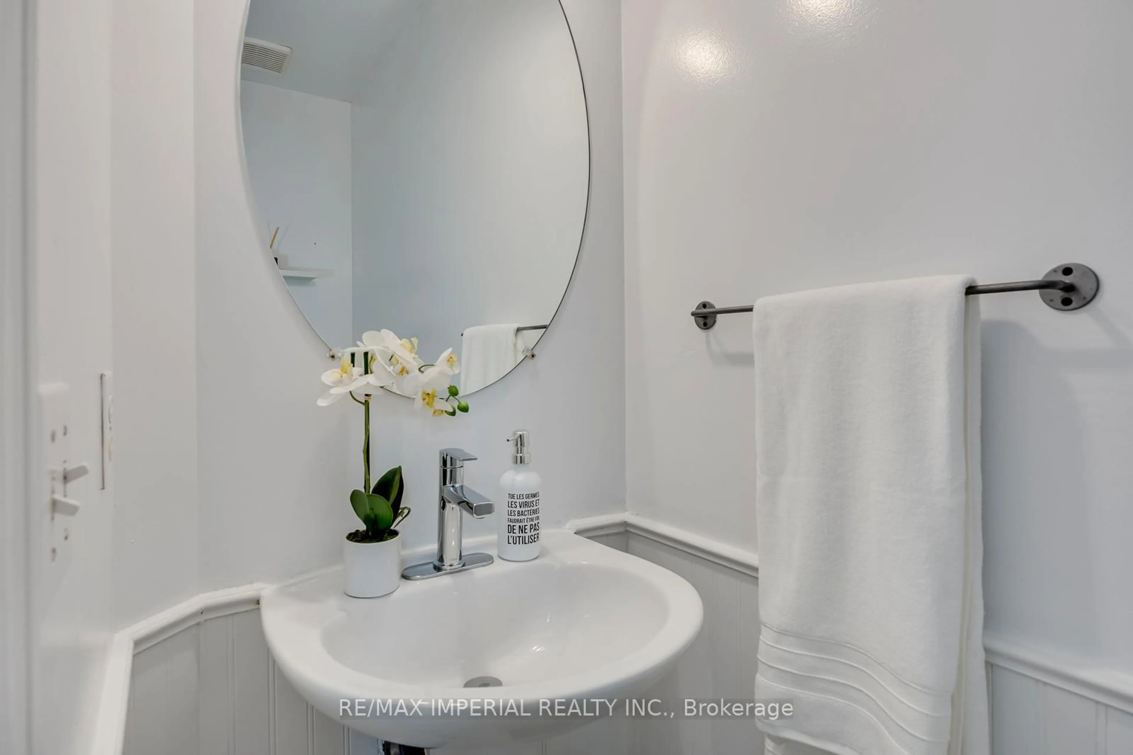 Standard bathroom, ceramic/tile floor for 833 Scollard Crt #26, Mississauga Ontario L5V 2B4