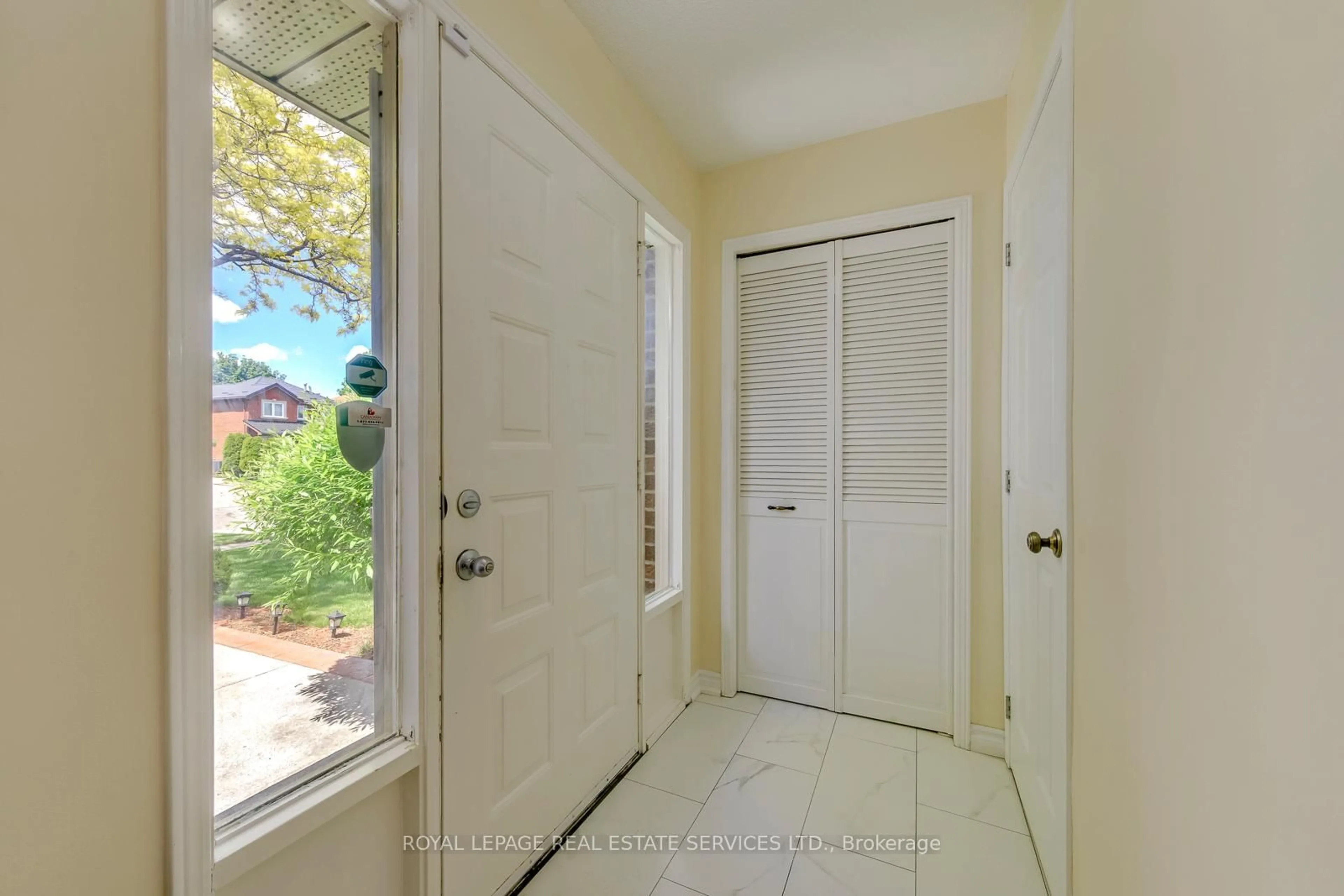 Indoor entryway for 396 Laurentian Ave, Mississauga Ontario L4Z 2J3
