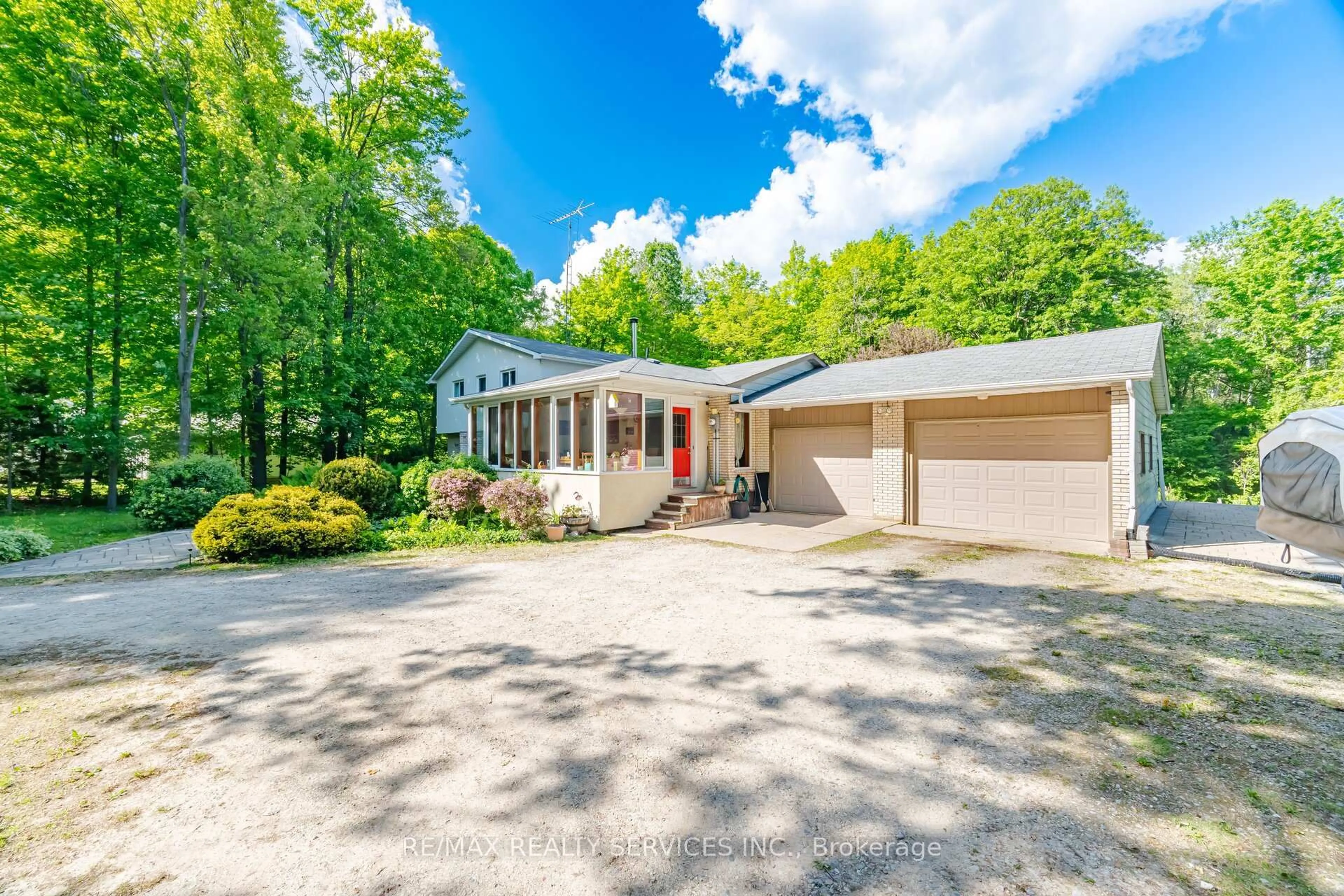 A pic from outside/outdoor area/front of a property/back of a property/a pic from drone, street for 14411 Innis Lake Rd, Caledon Ontario L7C 2Z8