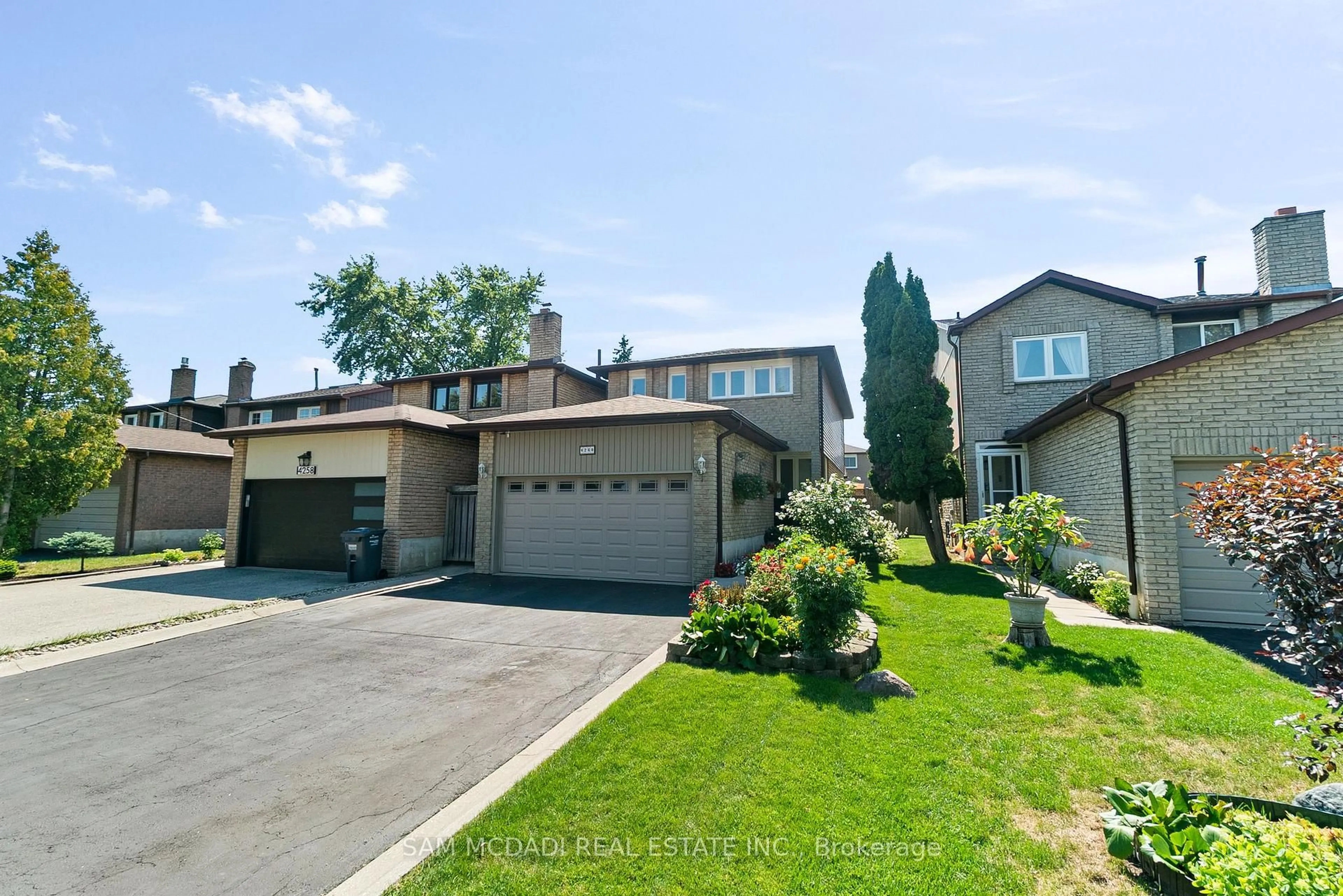 A pic from outside/outdoor area/front of a property/back of a property/a pic from drone, street for 4260 SHELBY Cres, Mississauga Ontario L4W 3N5