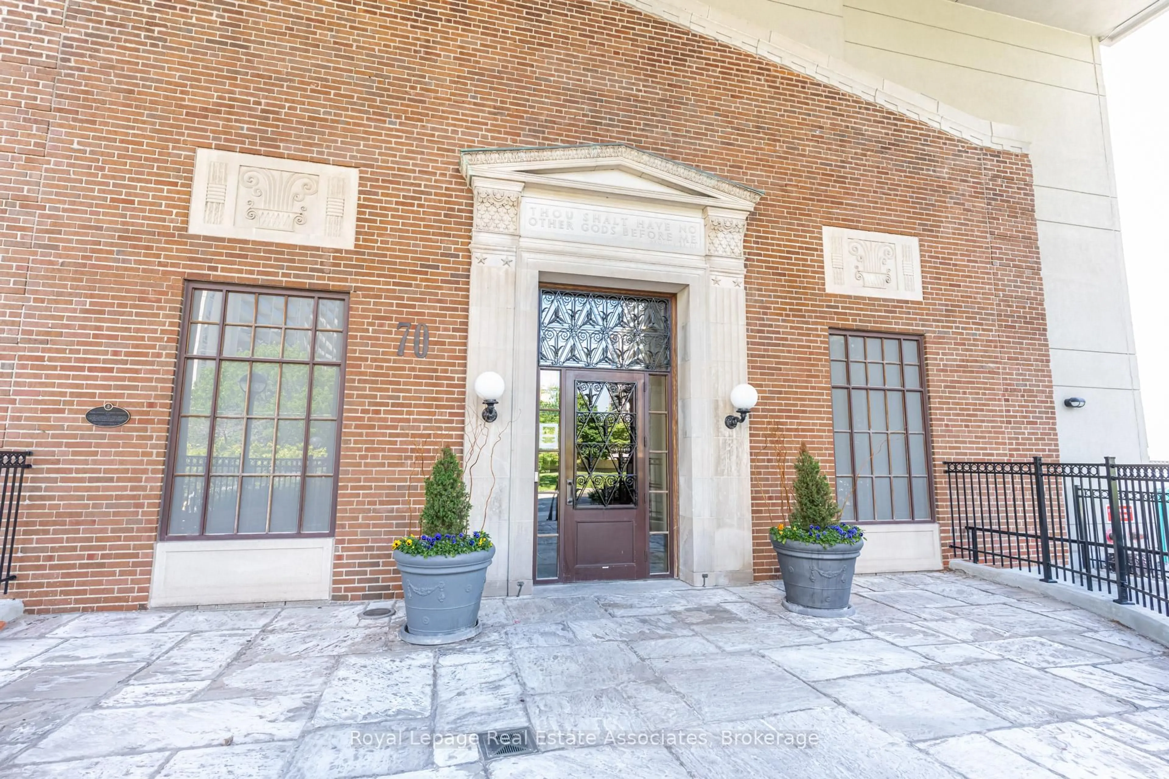 Indoor foyer for 70 High Park Ave #705, Toronto Ontario M6P 1A1