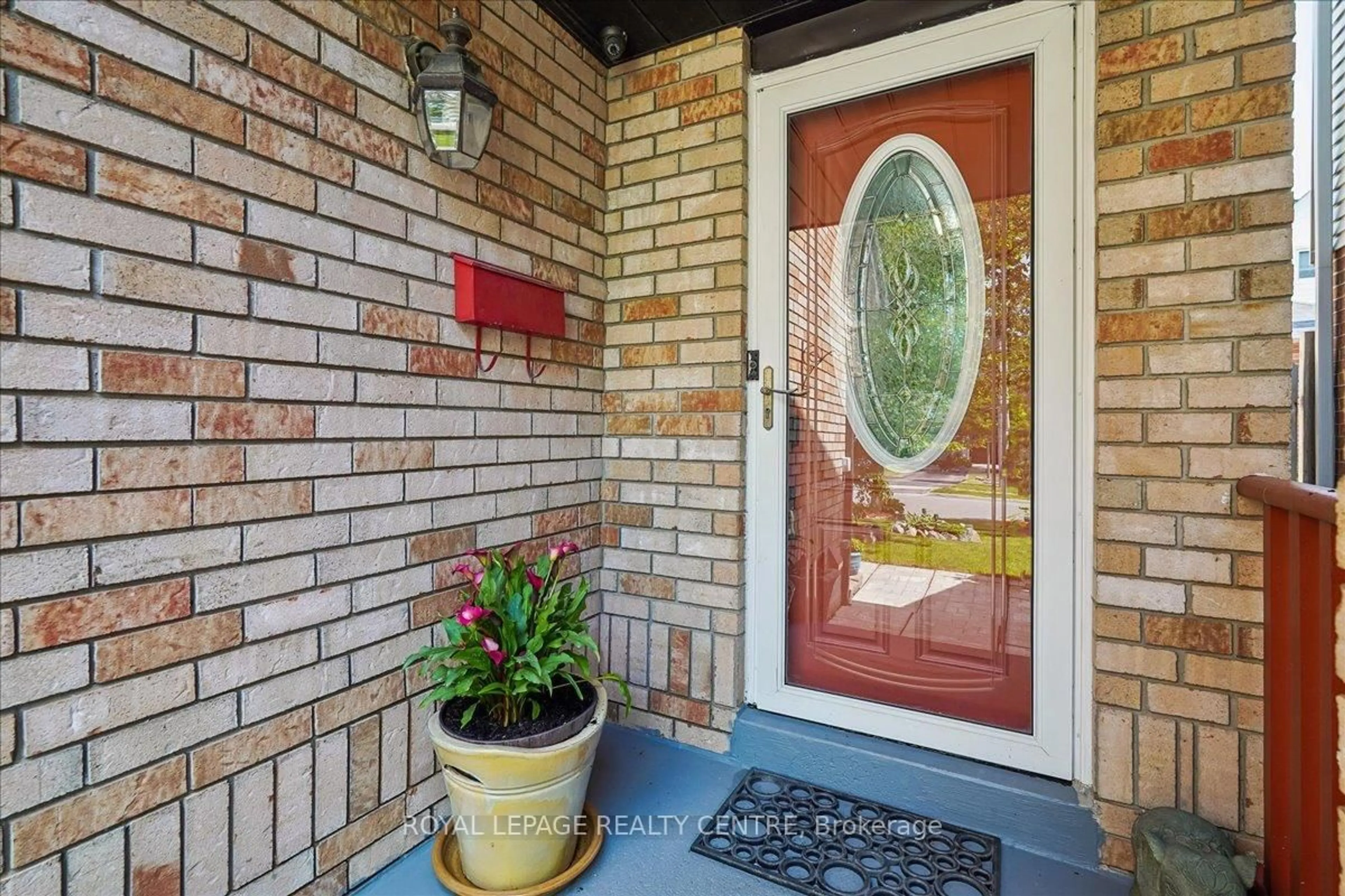 Indoor entryway for 116 Chipmunk Cres, Brampton Ontario L6R 1B4