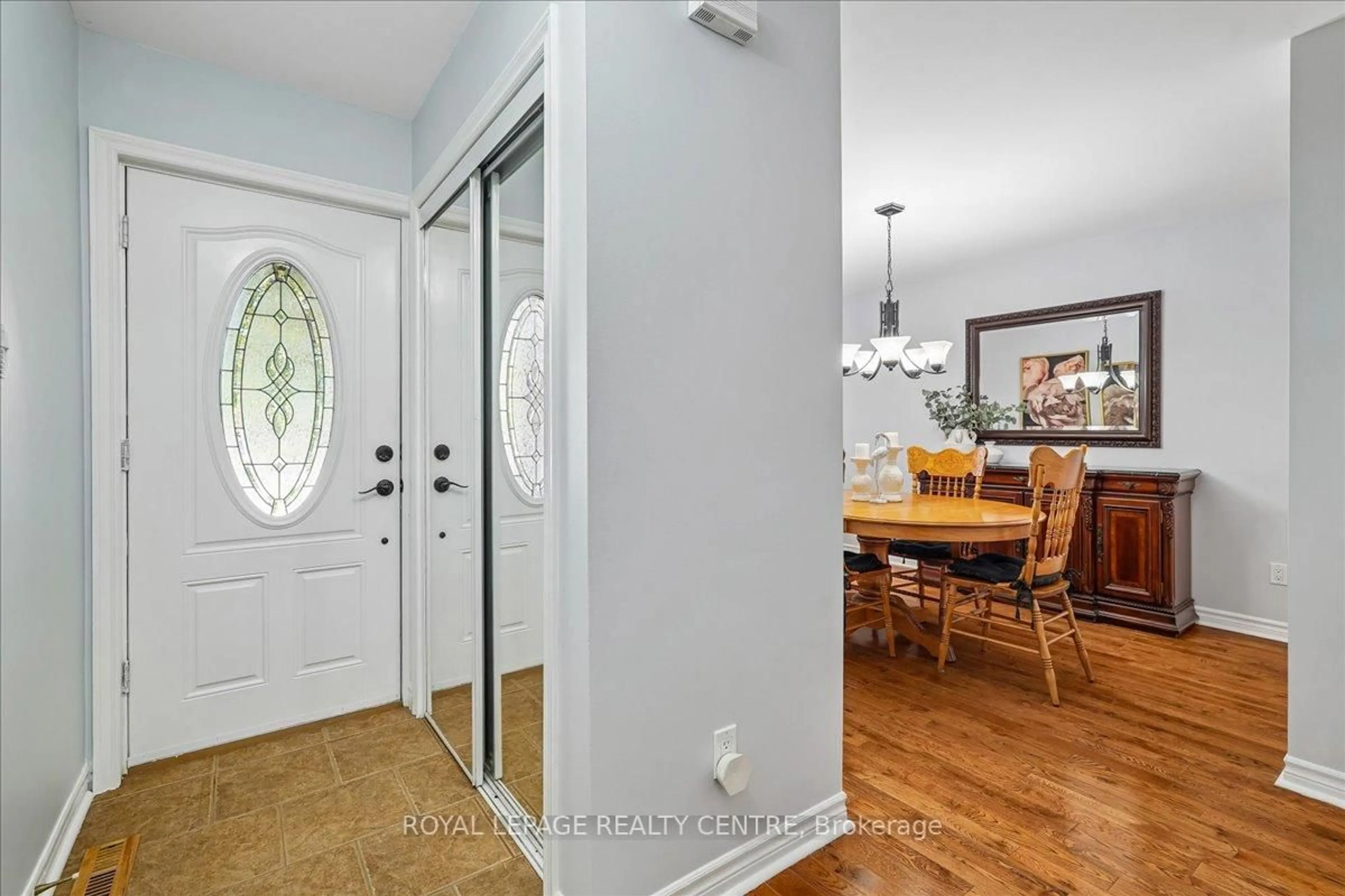 Indoor entryway for 116 Chipmunk Cres, Brampton Ontario L6R 1B4