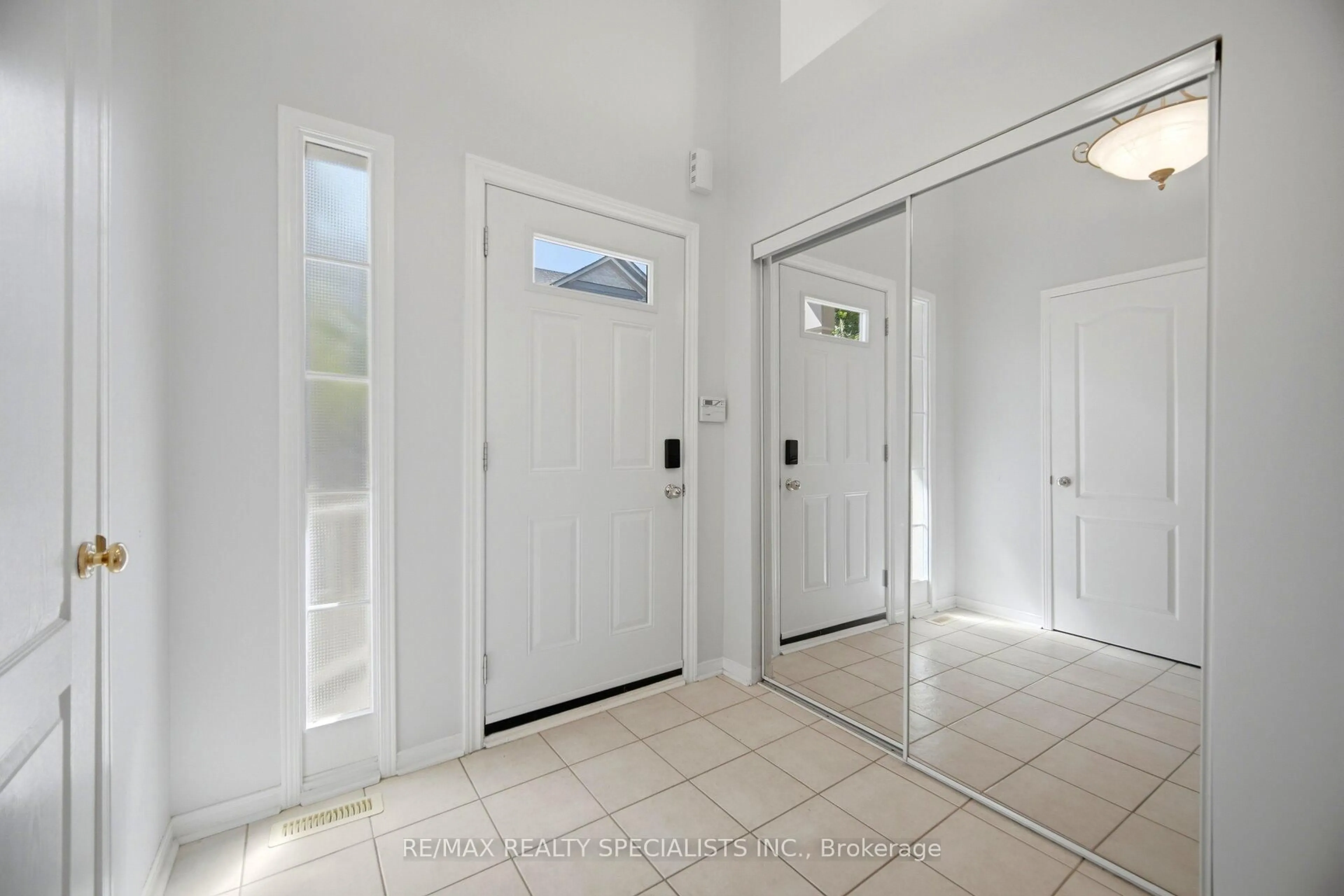 Indoor entryway for 5535 Glen Erin Dr #76, Mississauga Ontario L5M 6H1