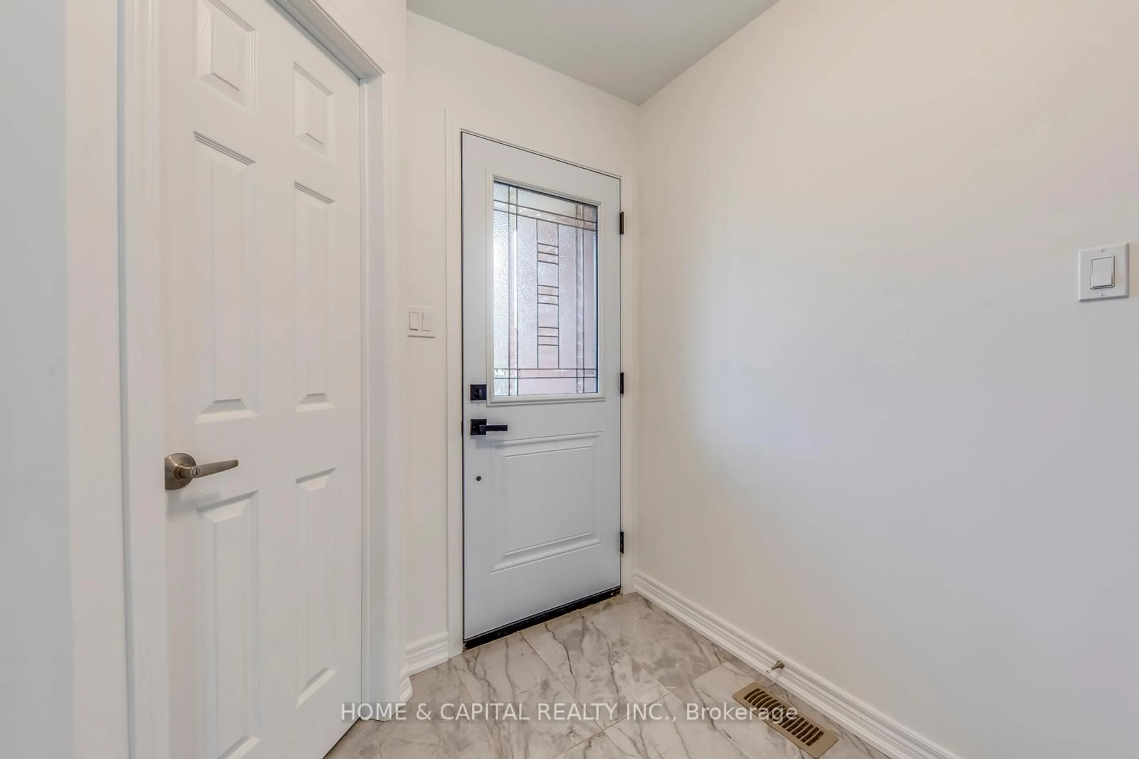 Indoor entryway for 1210 LEEWOOD Dr, Oakville Ontario L6M 3B3