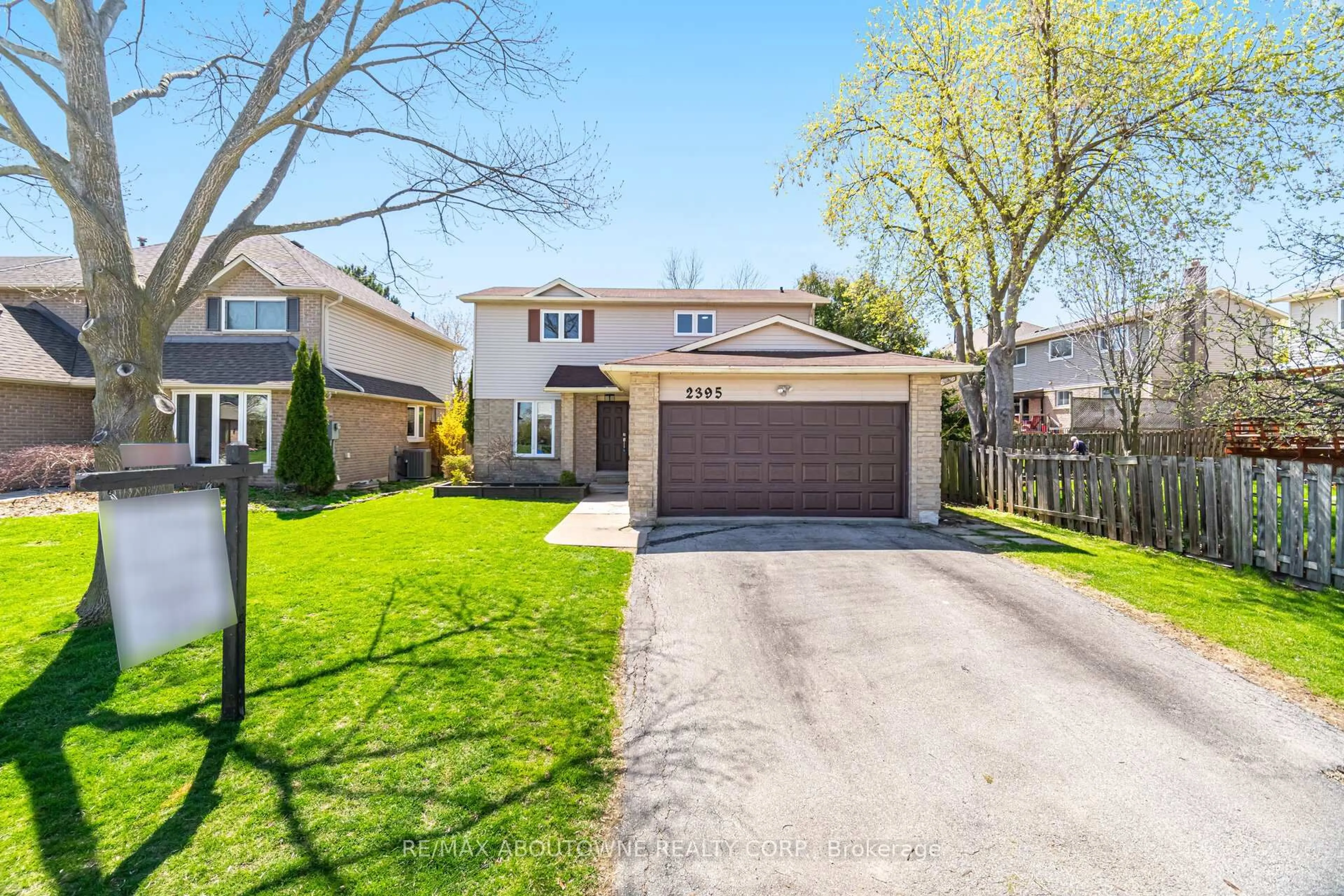 A pic from outside/outdoor area/front of a property/back of a property/a pic from drone, street for 2395 Arnold Cres, Burlington Ontario L7P 4J2