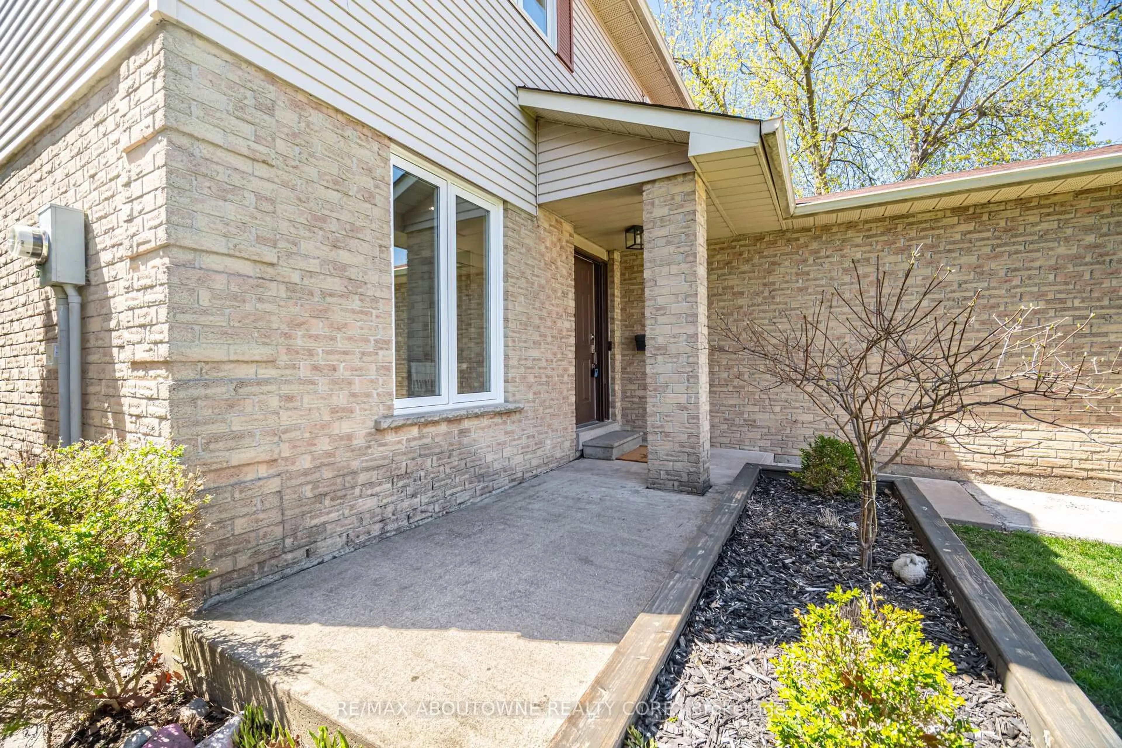 Home with brick exterior material, street for 2395 Arnold Cres, Burlington Ontario L7P 4J2