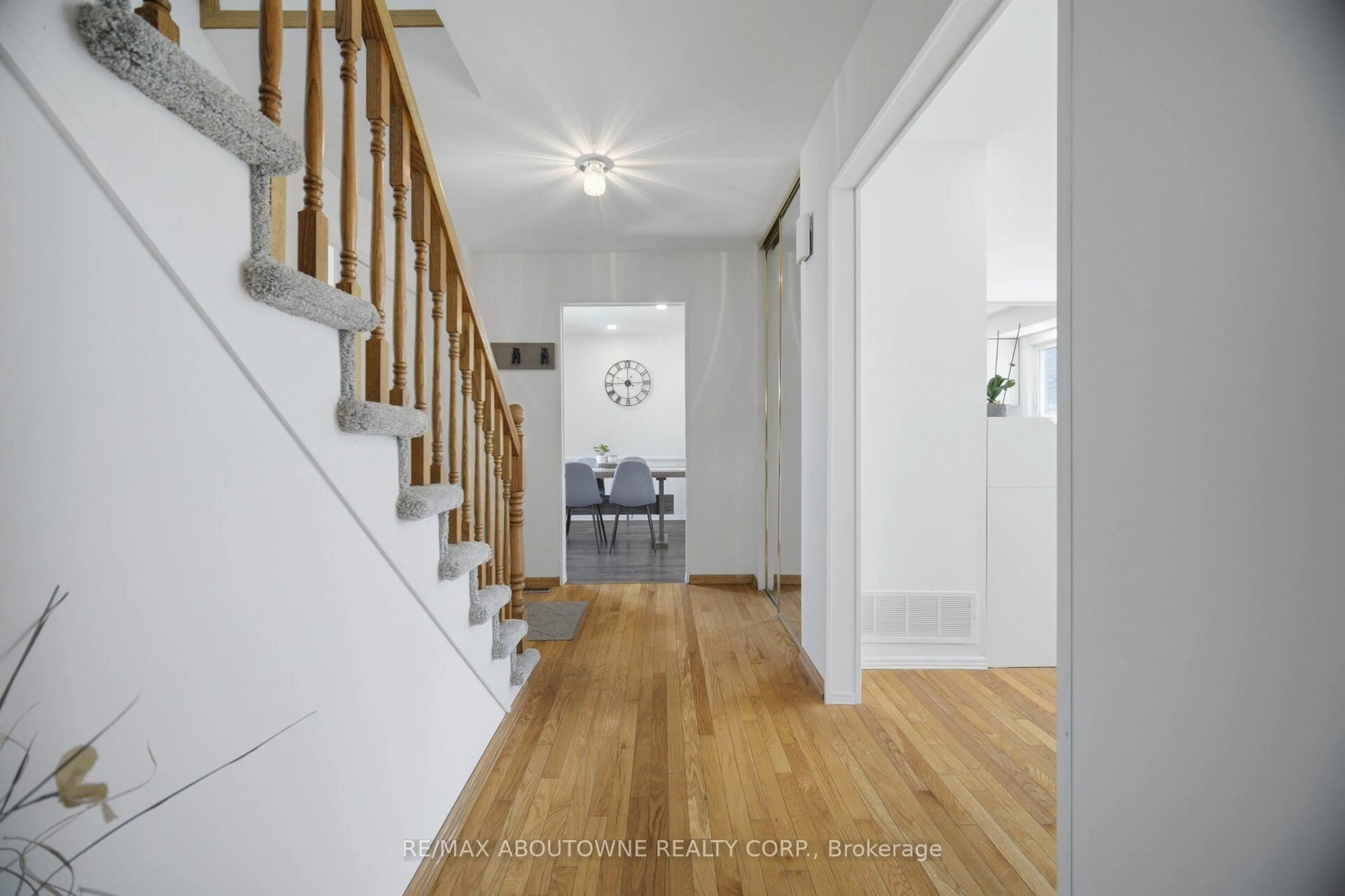 Indoor entryway for 2395 Arnold Cres, Burlington Ontario L7P 4J2