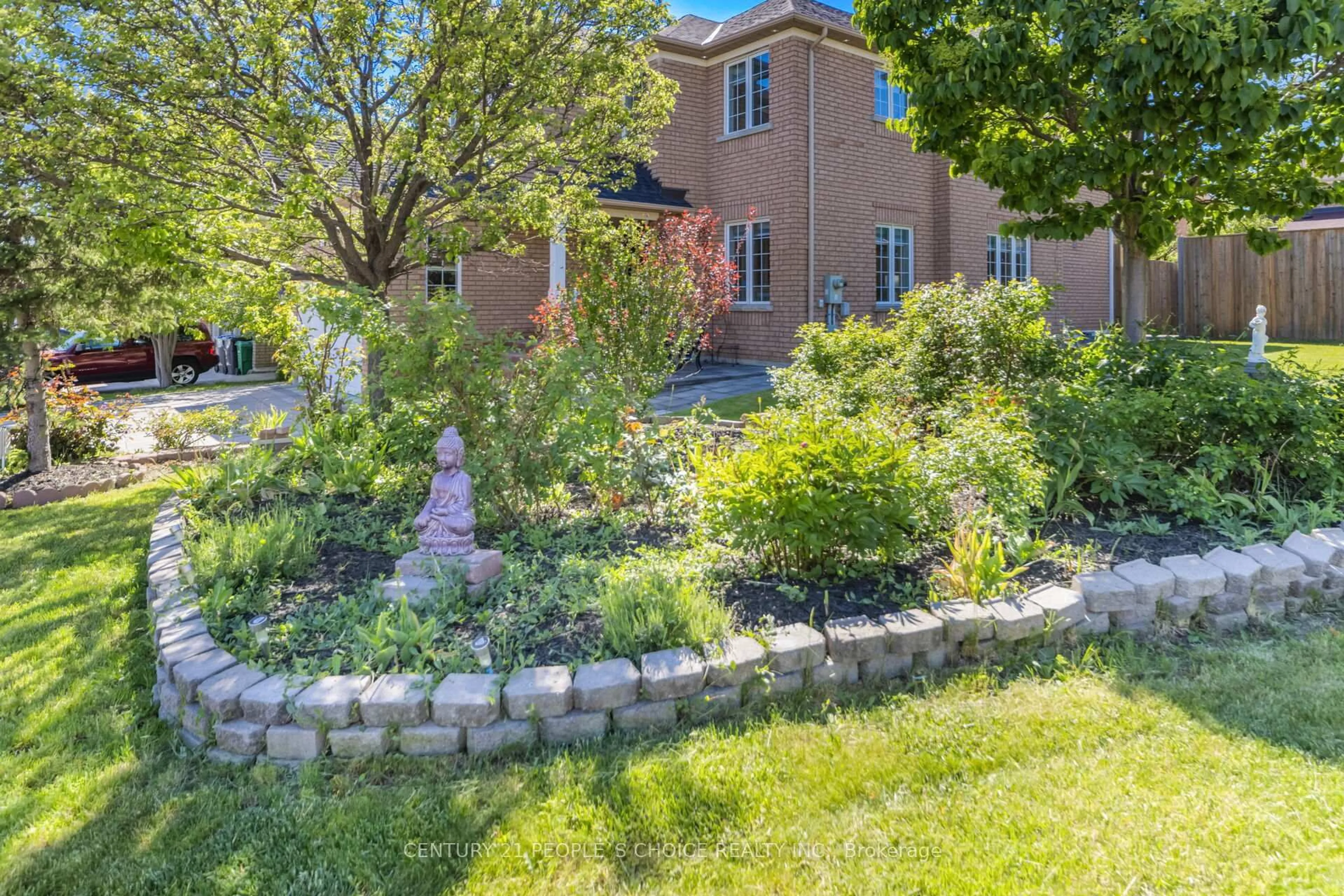 A pic from outside/outdoor area/front of a property/back of a property/a pic from drone, street for 753 Envoy Dr, Mississauga Ontario L5W 1H3