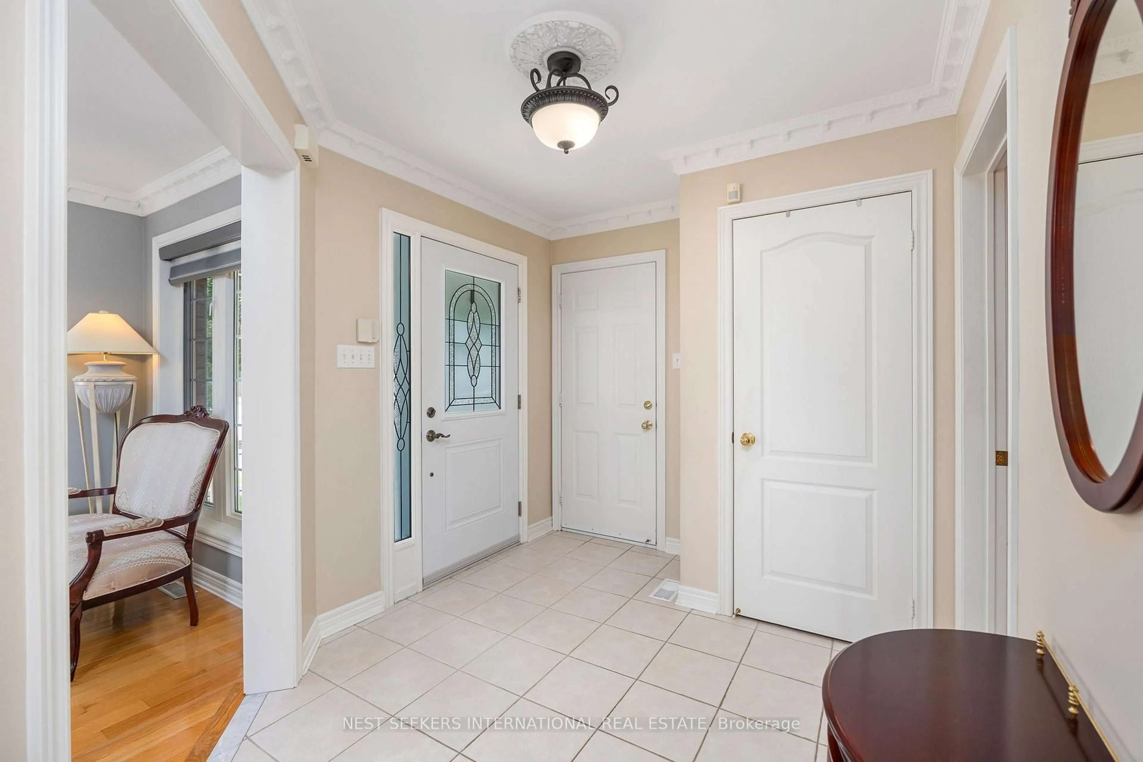 Indoor entryway for 422 Fernforest Dr, Brampton Ontario L6R 2P7