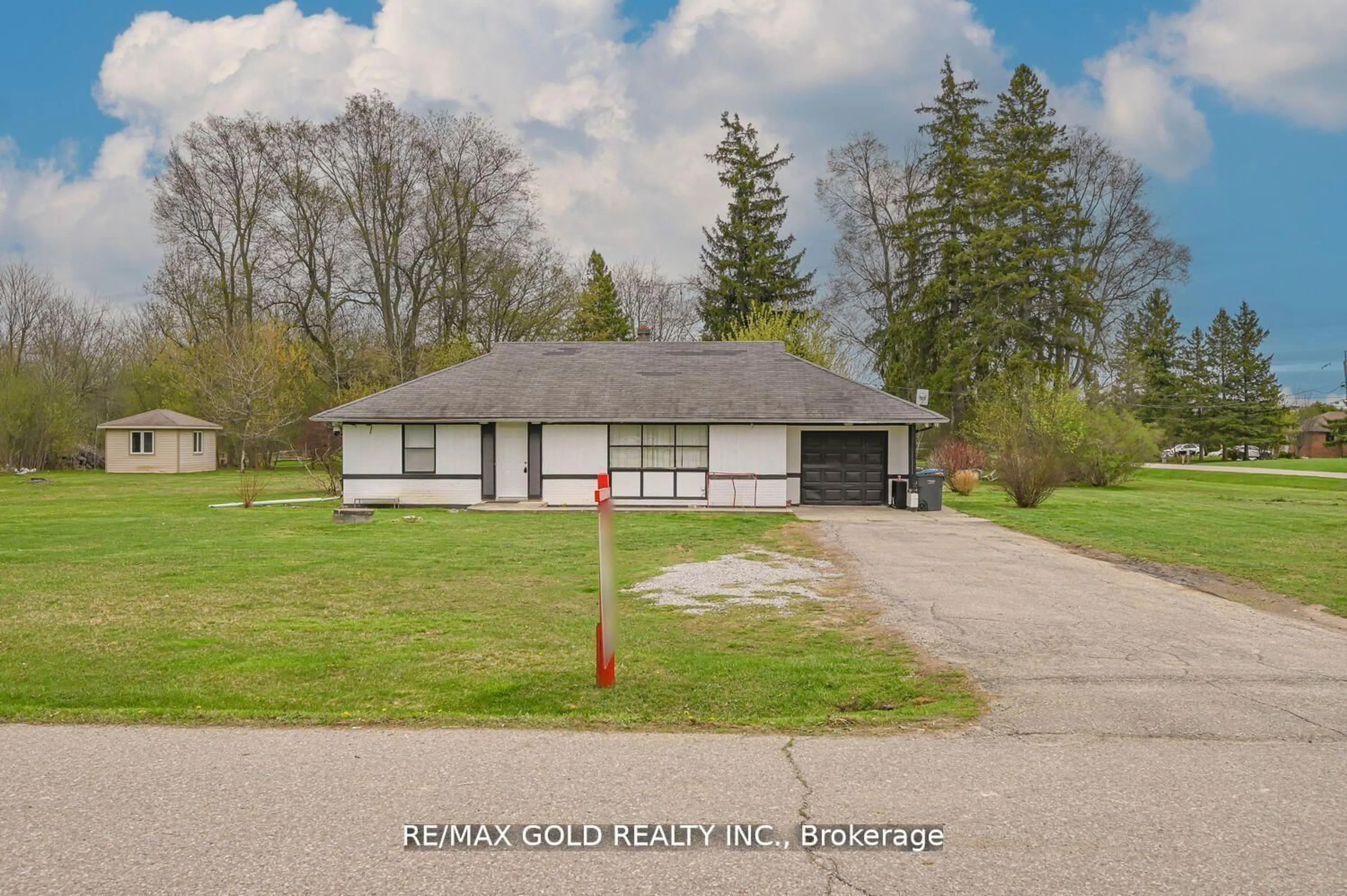 A pic from outside/outdoor area/front of a property/back of a property/a pic from drone, water/lake/river/ocean view for 59 Marysfield Dr, Brampton Ontario L6P 0J2