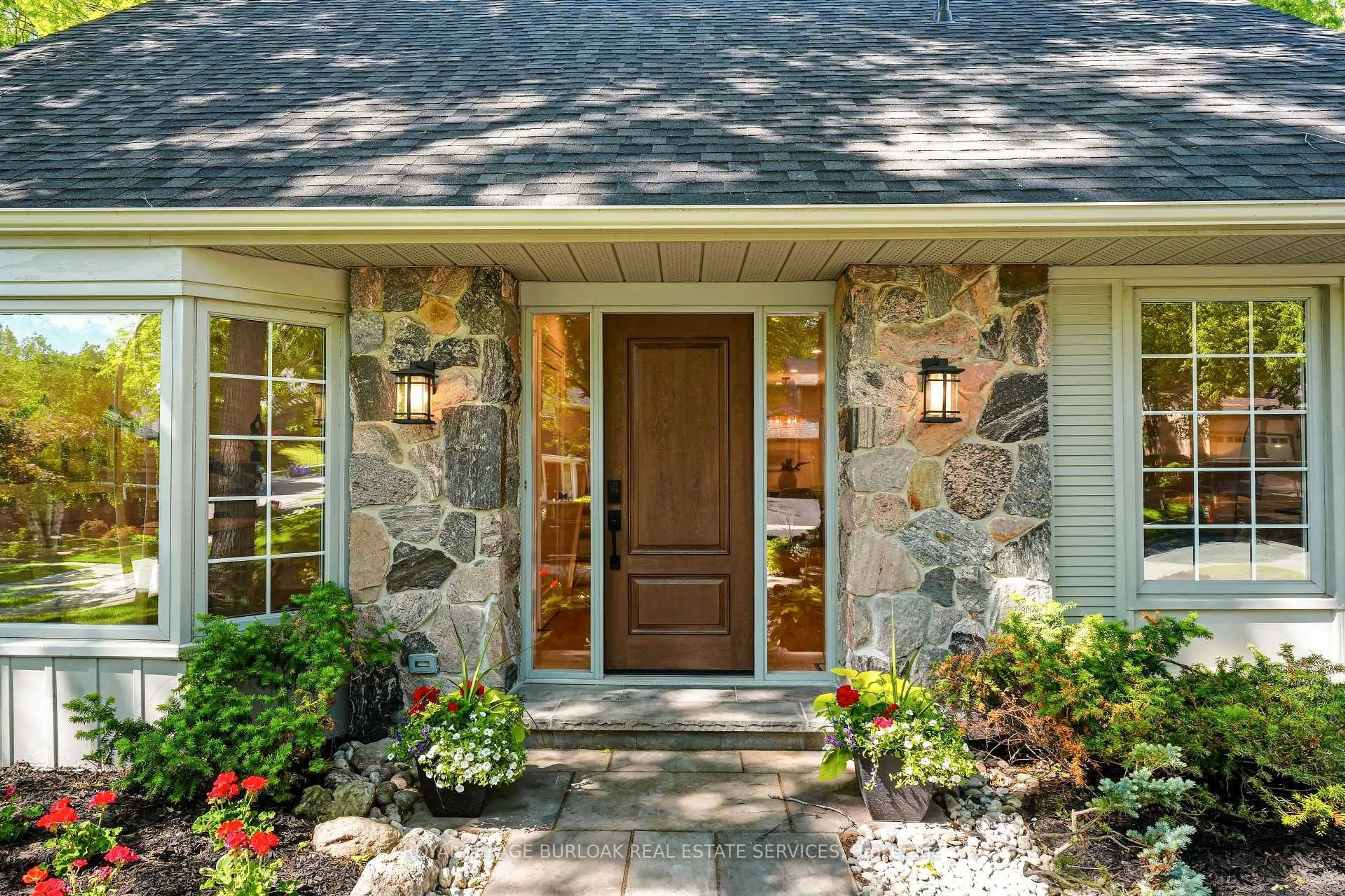 Indoor entryway for 1928 Four Seasons Dr, Burlington Ontario L7P 2Y1