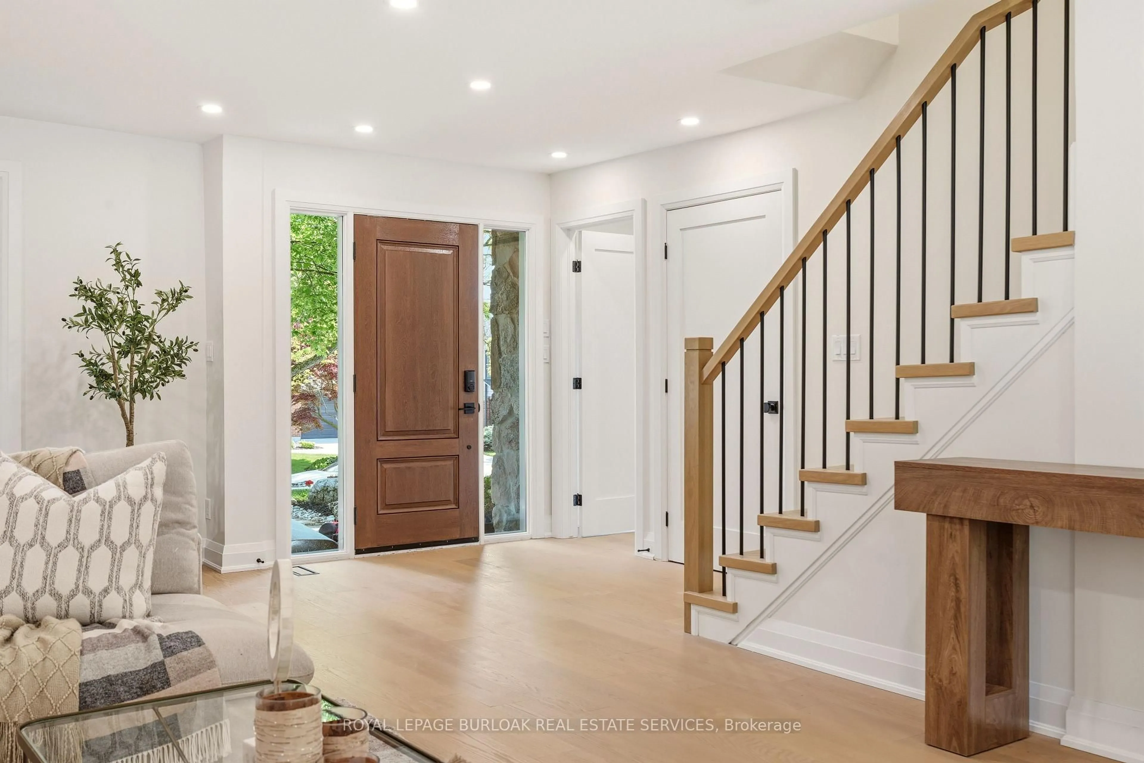 Indoor entryway for 1928 Four Seasons Dr, Burlington Ontario L7P 2Y1