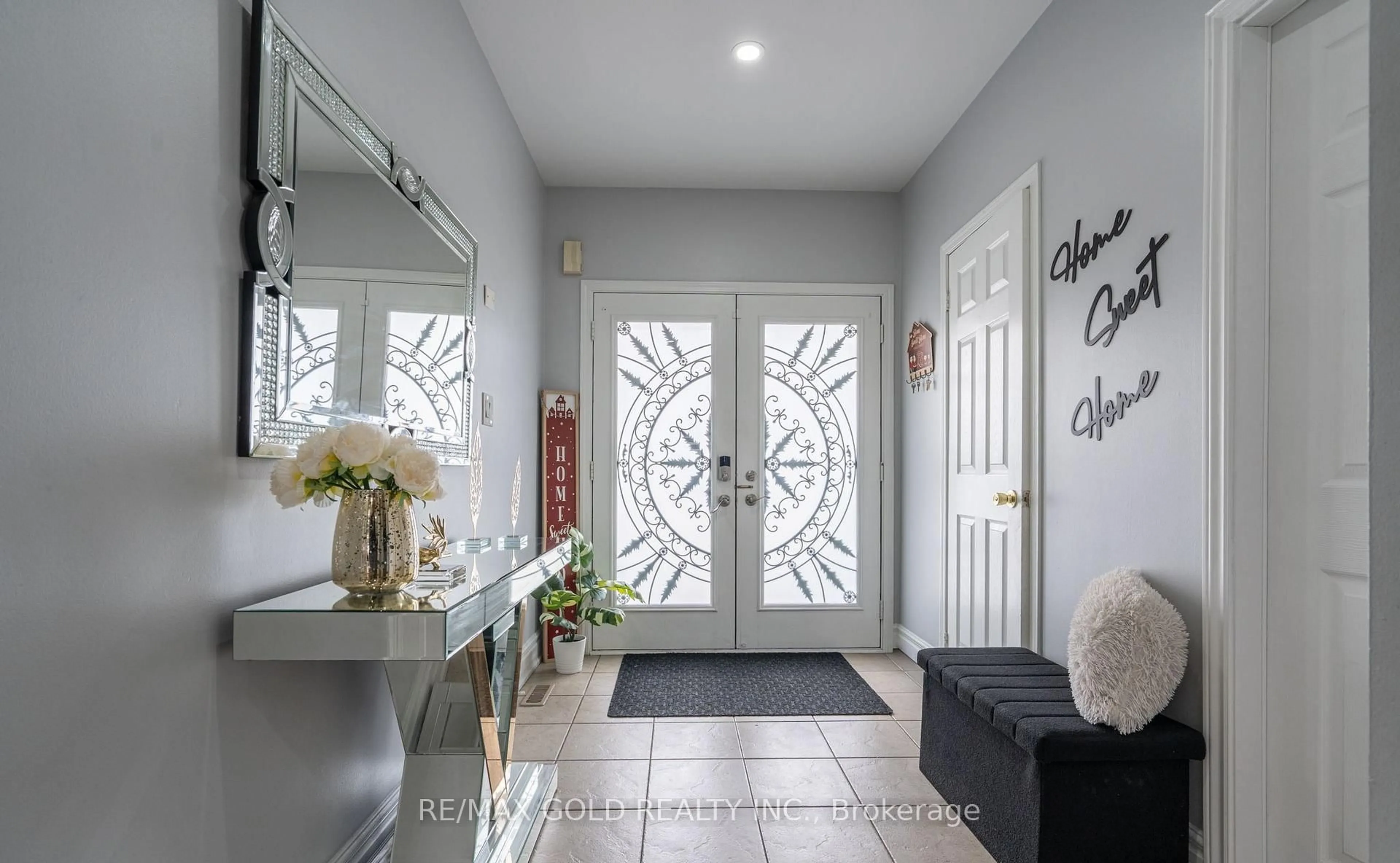 Indoor entryway for 8 Bayridge Dr, Brampton Ontario L6P 2H8