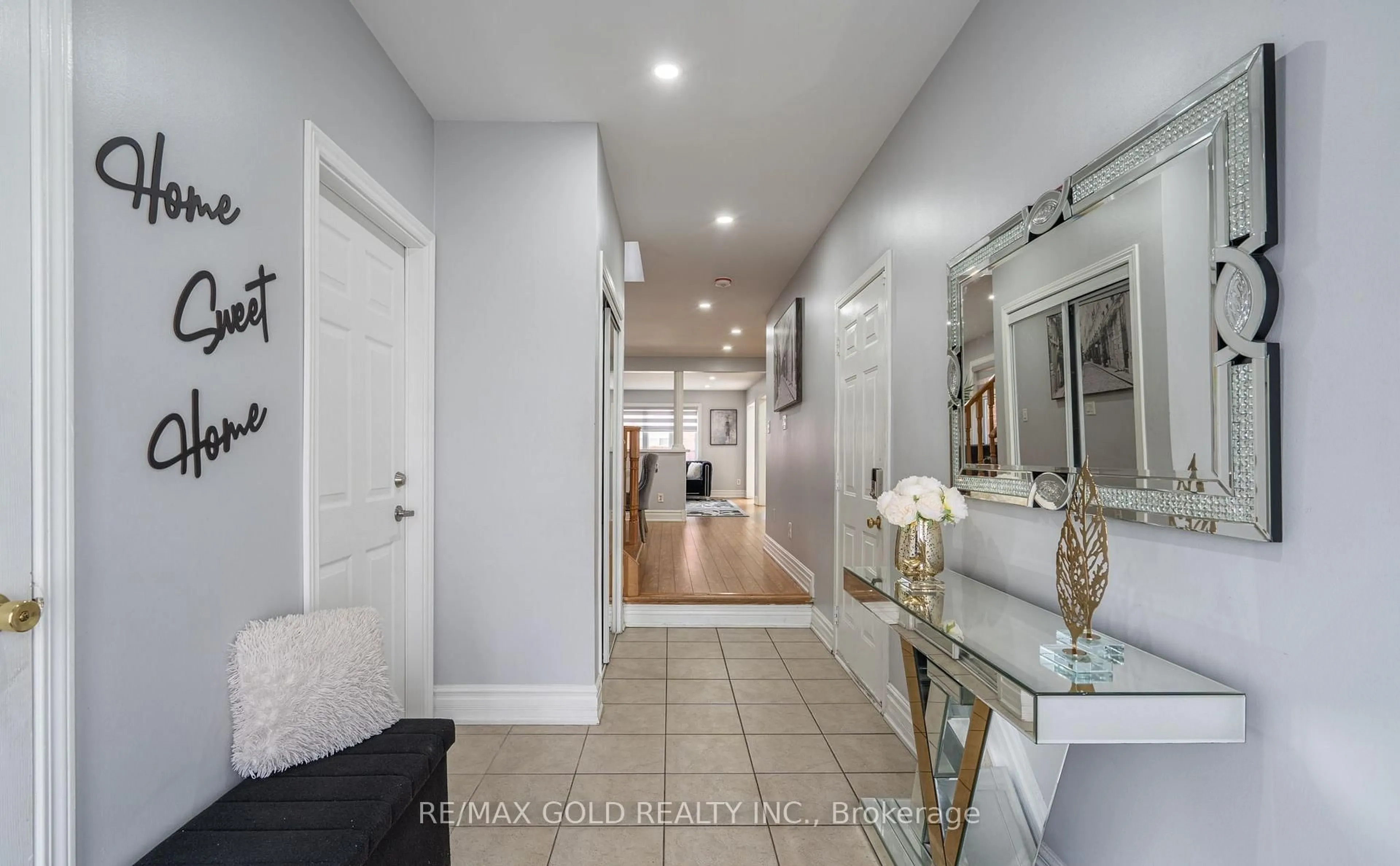 Indoor entryway for 8 Bayridge Dr, Brampton Ontario L6P 2H8
