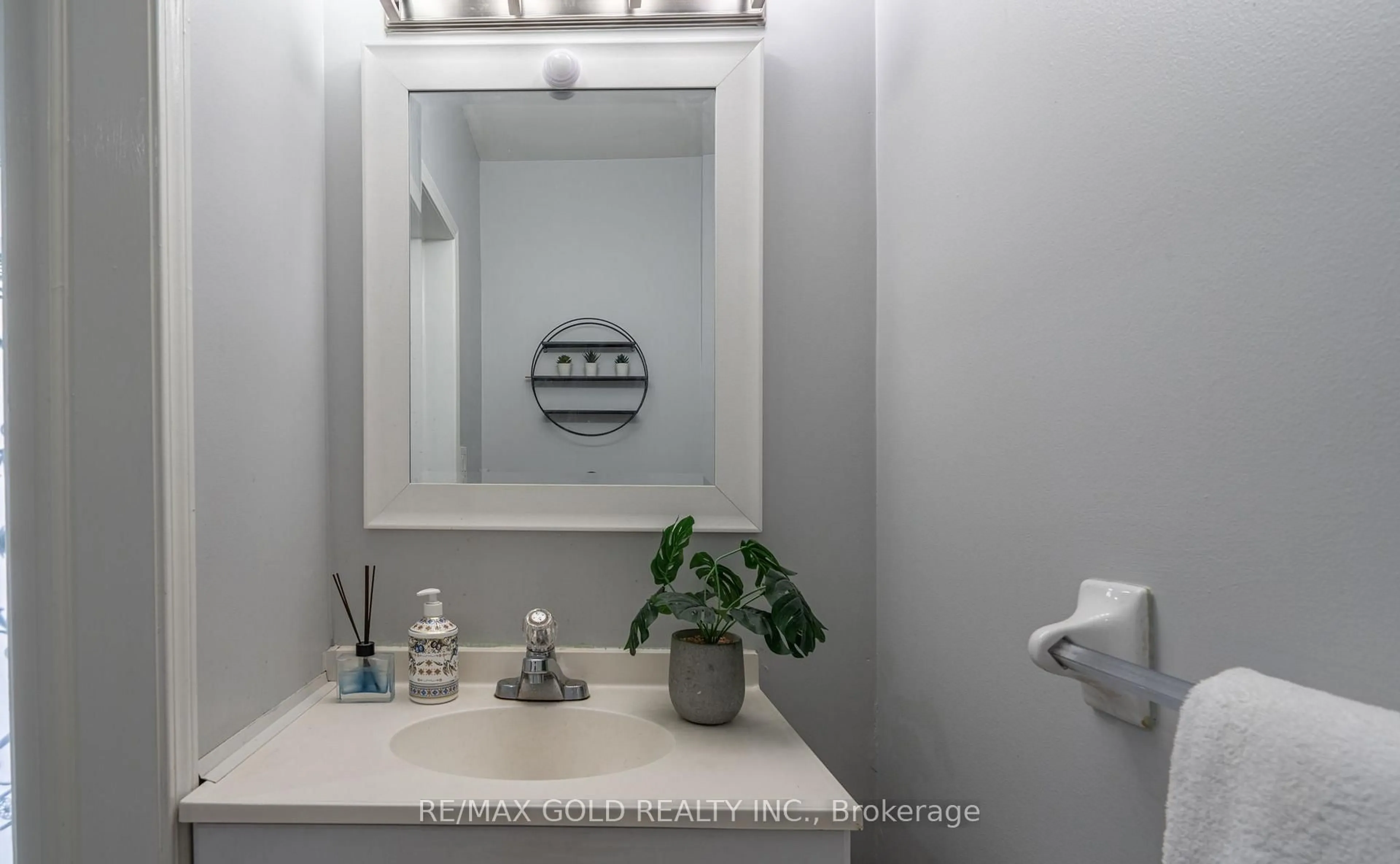 Standard bathroom, ceramic/tile floor for 8 Bayridge Dr, Brampton Ontario L6P 2H8