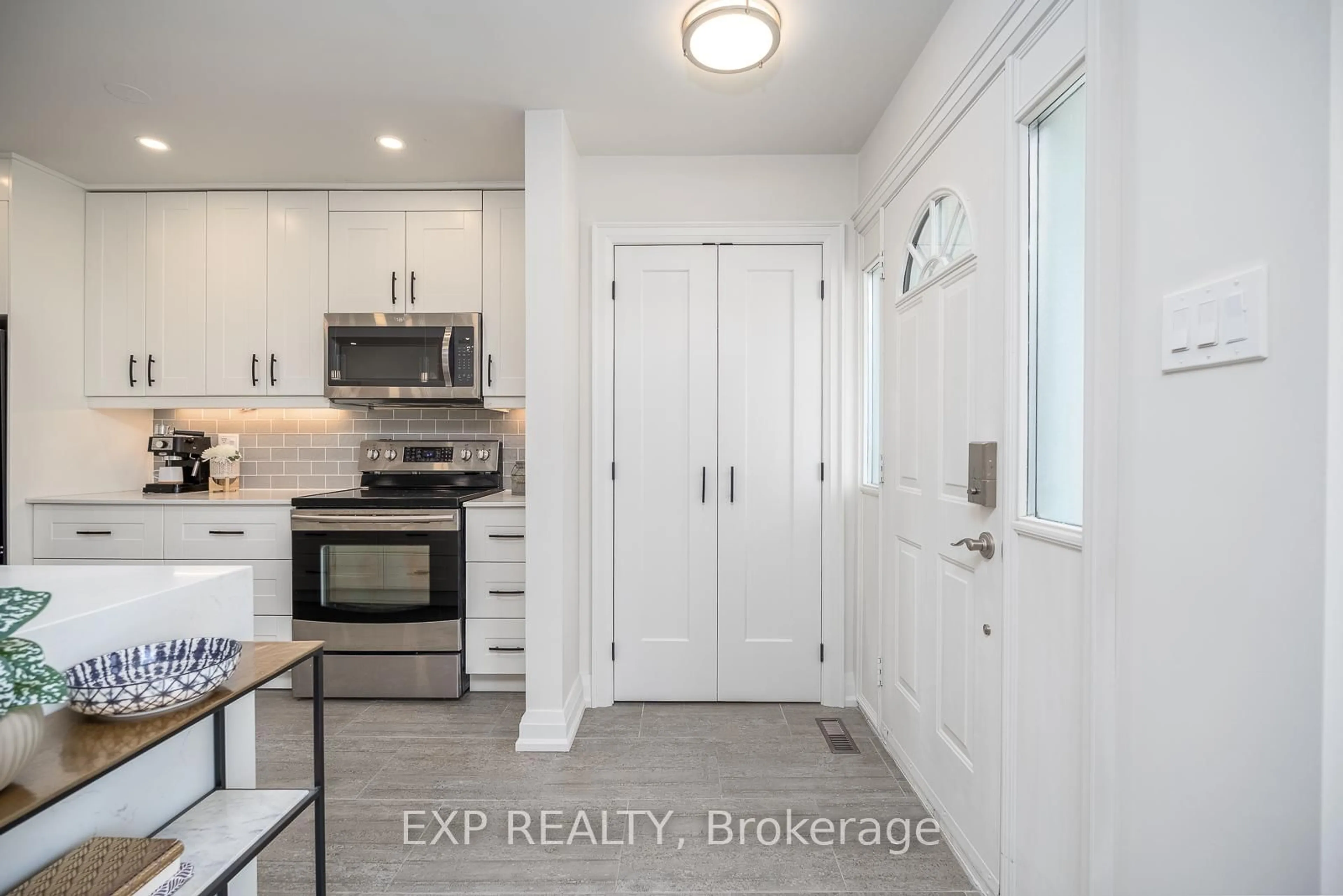 Open concept kitchen, unknown for 1856 Bonnymede Dr, Mississauga Ontario L5J 1E1