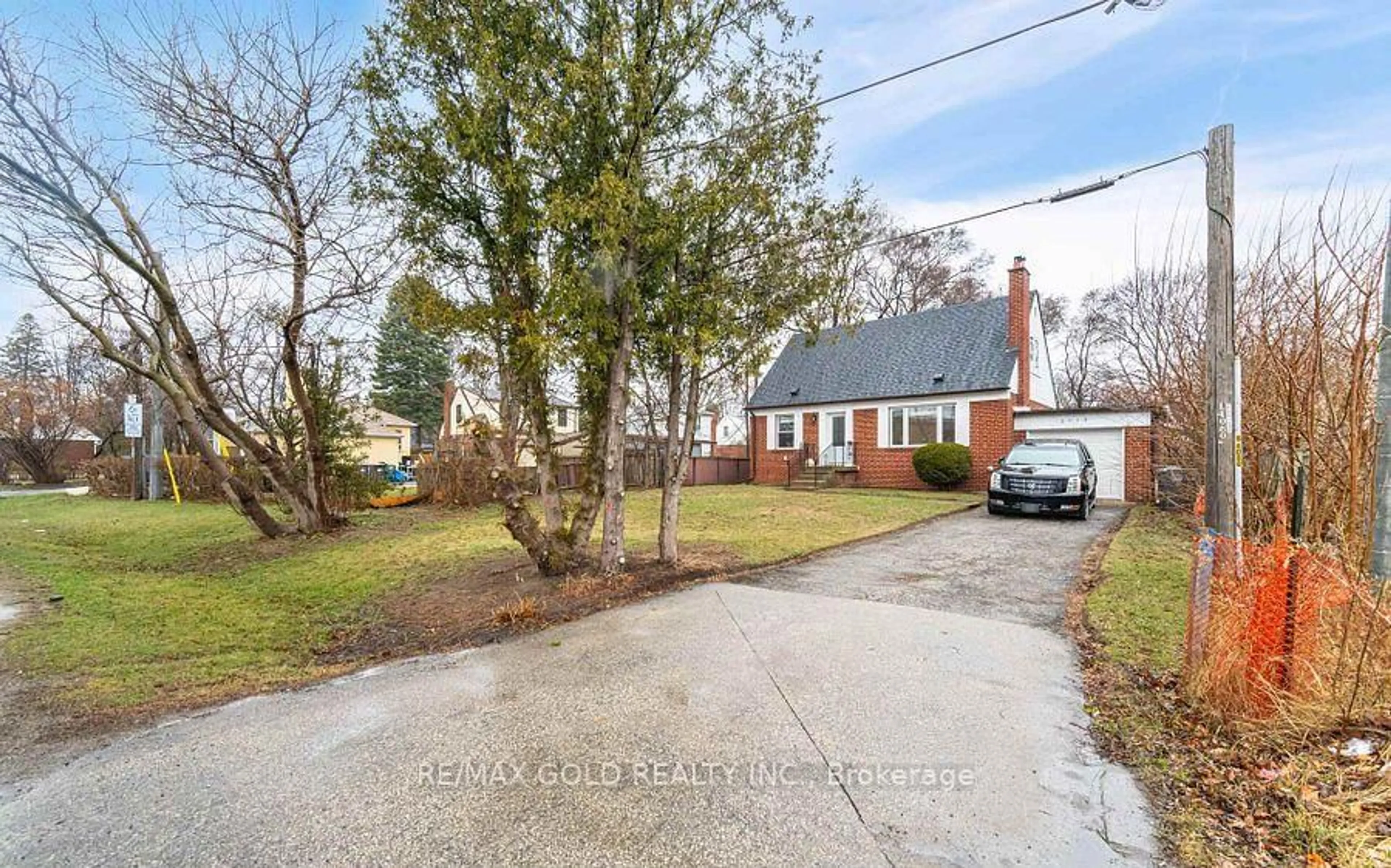 A pic from outside/outdoor area/front of a property/back of a property/a pic from drone, street for 2015 Stanfield Rd, Mississauga Ontario L4Y 1R2