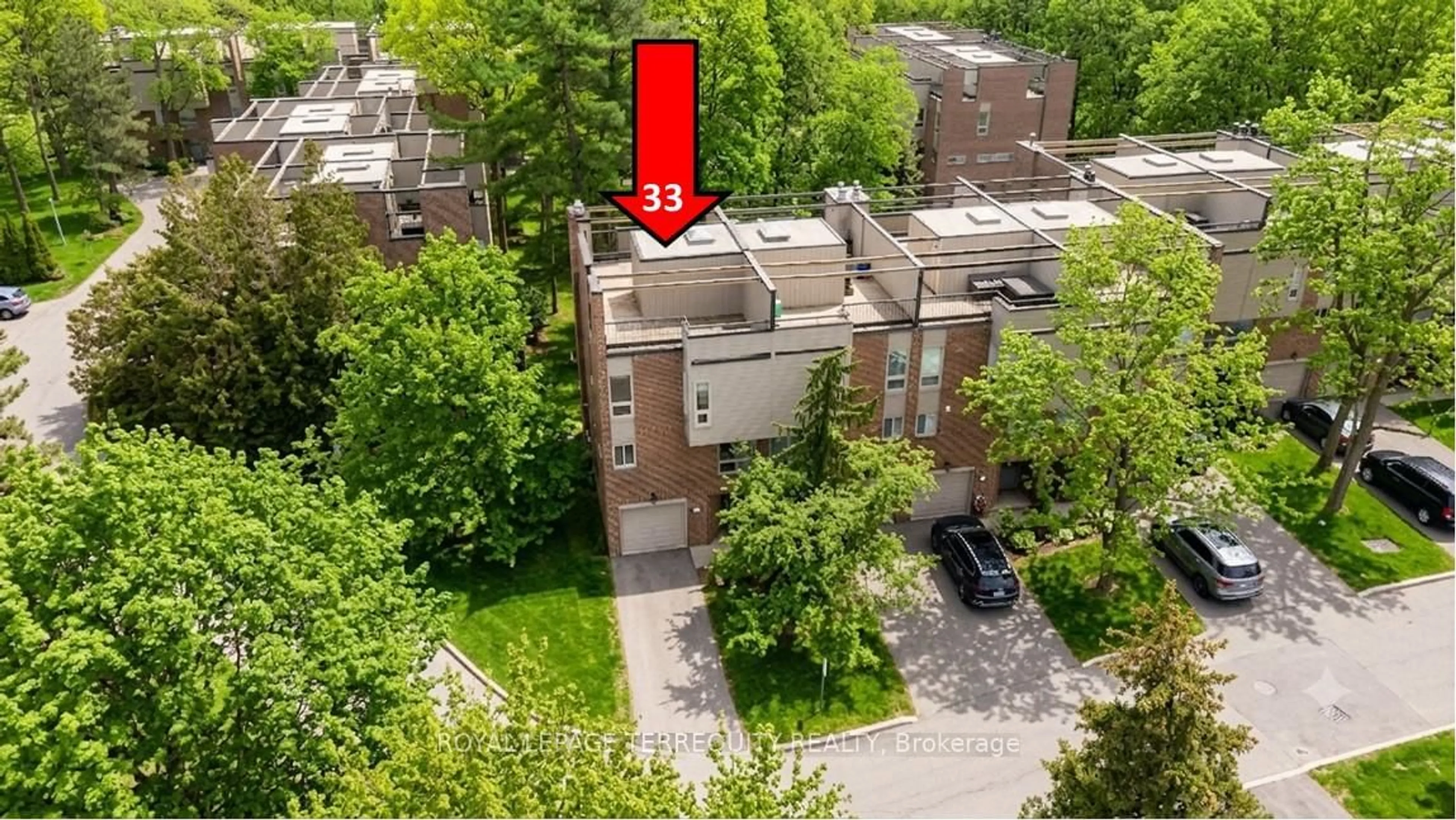 A pic from outside/outdoor area/front of a property/back of a property/a pic from drone, unknown for 1250 Marlborough Crt #33, Oakville Ontario L6H 2W7