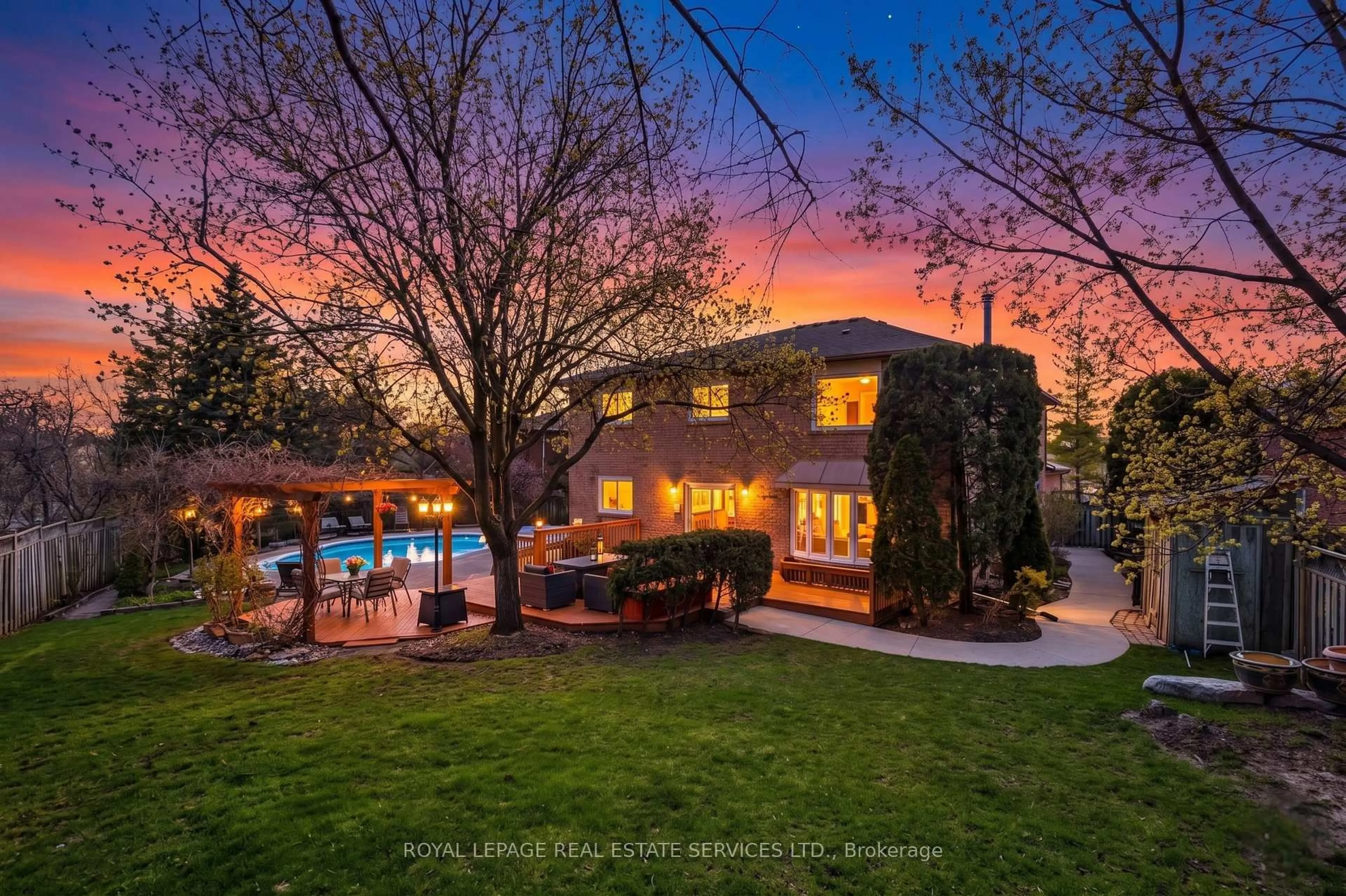 A pic from outside/outdoor area/front of a property/back of a property/a pic from drone, unknown for 4330 Spinningdale Crt, Mississauga Ontario L5M 3J8